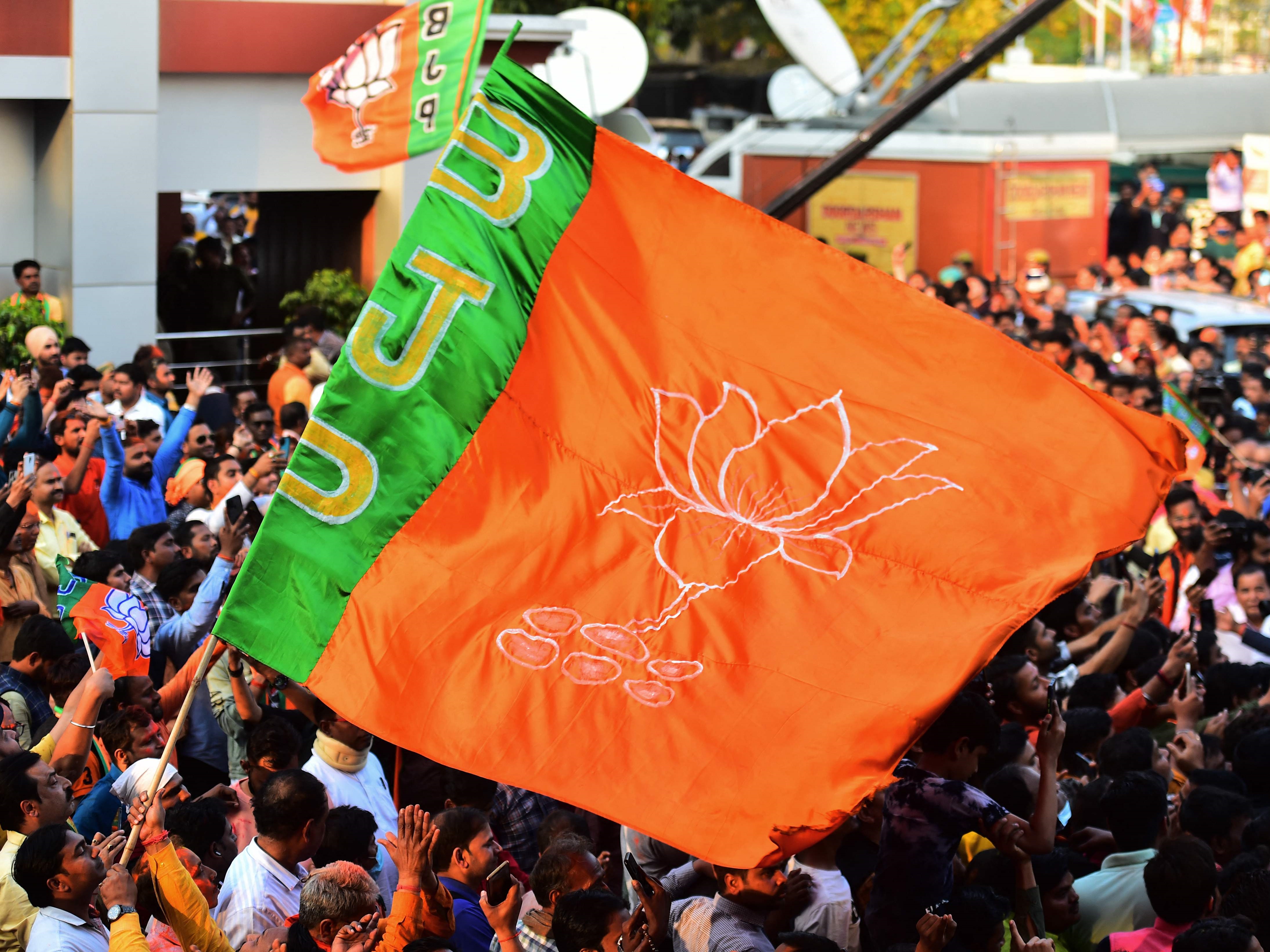 Para pendukung Partai Bharatiya Janata (BJP) India mengibarkan bendera mereka.