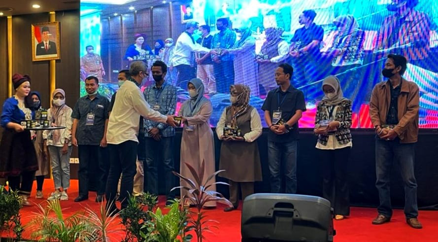  Dirjen Informasi dan Komunikasi Publik Kemkominfo Usman Kansong secara simbolis menyerahkan bantuan STB kepada rumah tangga sasaran di Jamb