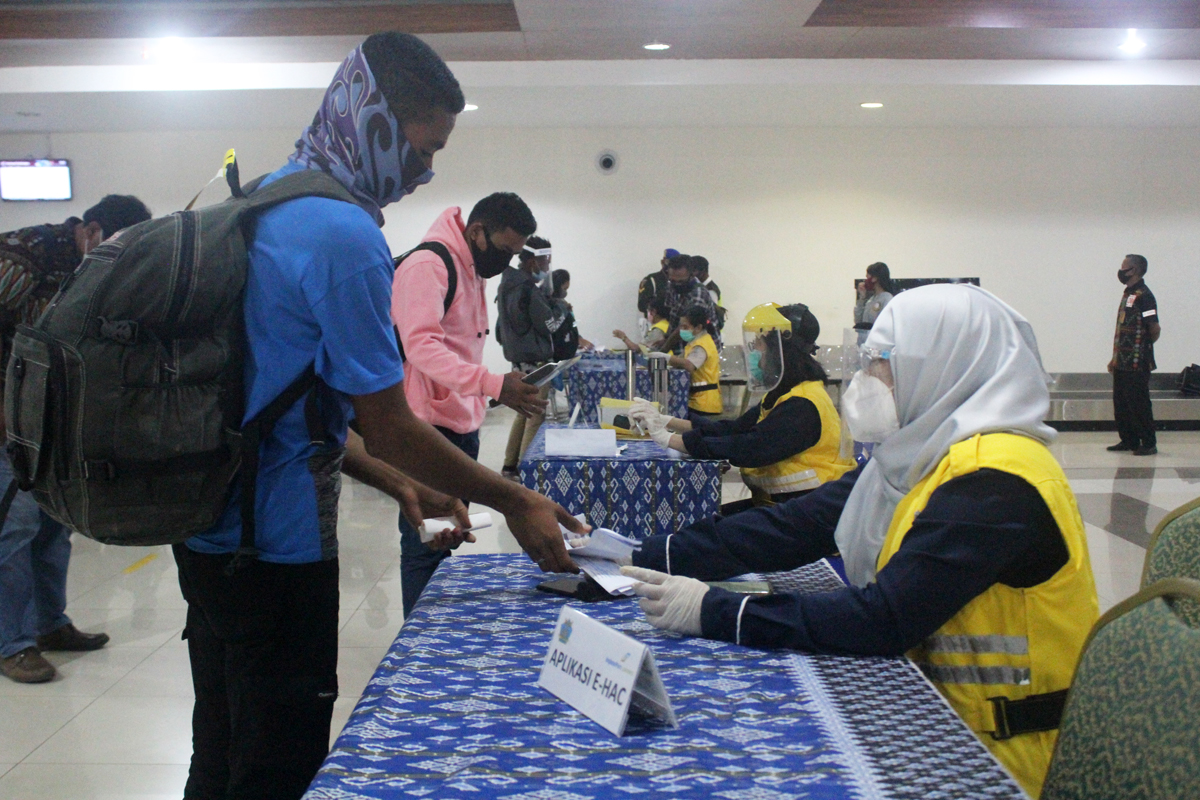 Ilustrasi Petugas dari Kantor Karantina Kesehatan Pelabuhan (KKP) memeriksa kartu kewaspadaan kesehatan (HAC)