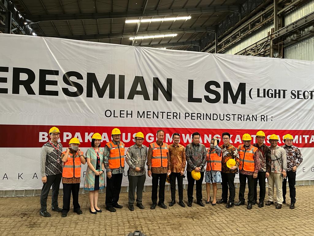 Menteri Perindustrian Agus Gumiwang Kartasasmita (tengah) meresmikan mesin Light Section Mill (LSM) senilai Rp1 triliun milik PT GRP, Kamis 