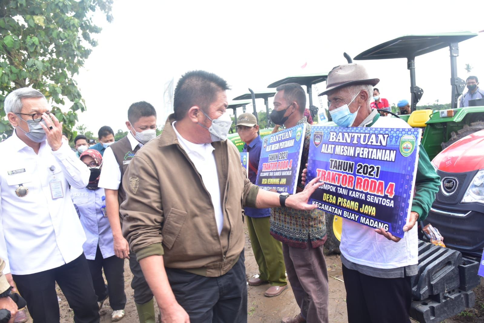 Gubernur Sumsel Herman Deru saat menyerahkan bantuan alat mesin pertanian (Alsintan) pra panen dan pasca panen untuk petani dan korporasi pe