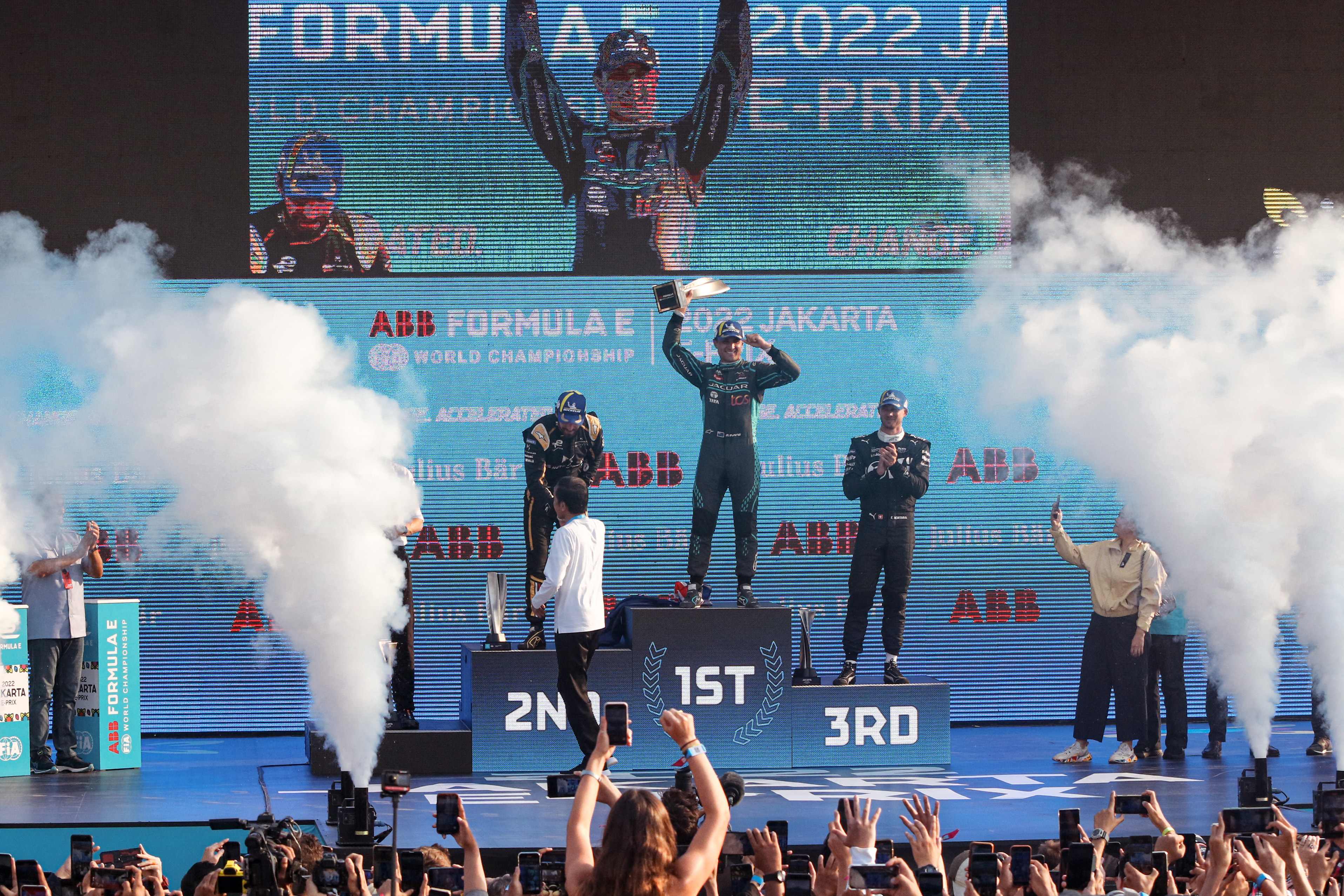 Presiden Joko Widodo menyerahkan piala kepada pemenang balapan Formula-e di Jakarta.