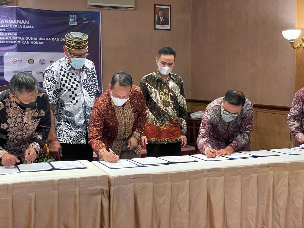 Penandatanganan perjanjian kerja sama RedDoorz dengan Kemendikbud-Ristek untuk pengembangan pendidikan vokasi.