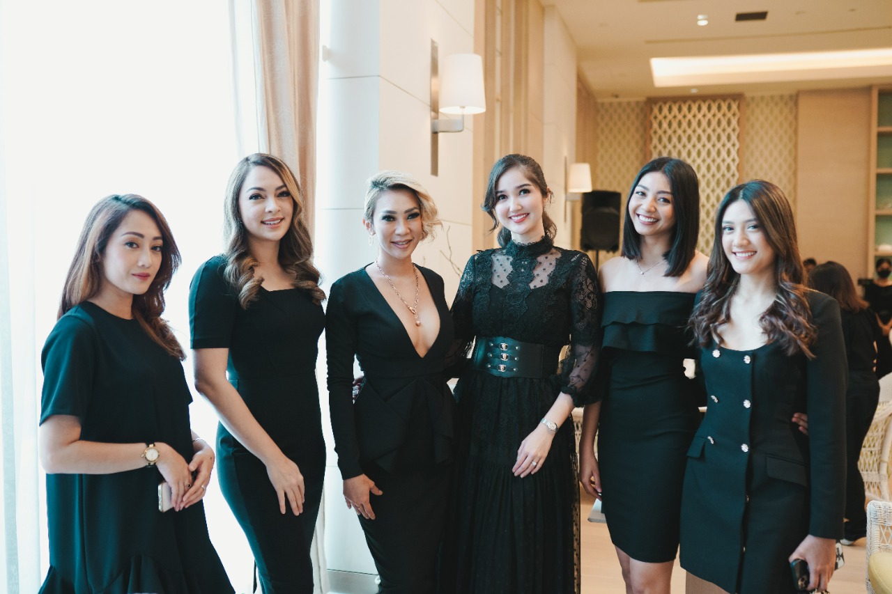 Para 'Influencer Fashion Enthusiast' dengan aksesoris emas yang dikenakan mereka.