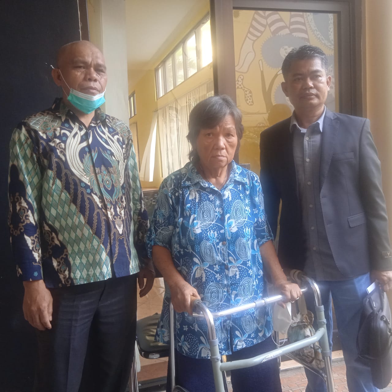 Pembantu rumah tangga (PRT) berinisial SR (tengah) mengadu ke Komnas Perempuan di Jalan Latuharhary Menteng, Jakarta Pusat, Selasa (28/6). 