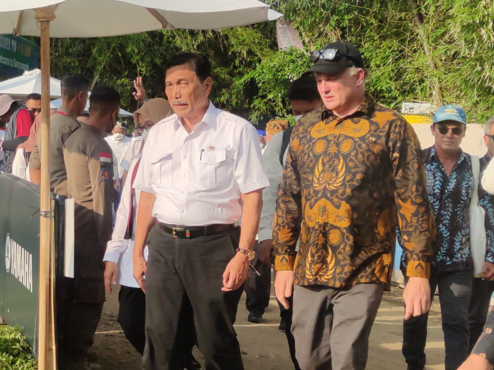 Menteri Koordinator Maritim dan Investasi (Menko Marves) Luhut Binsar Pandjaitan (kiri).