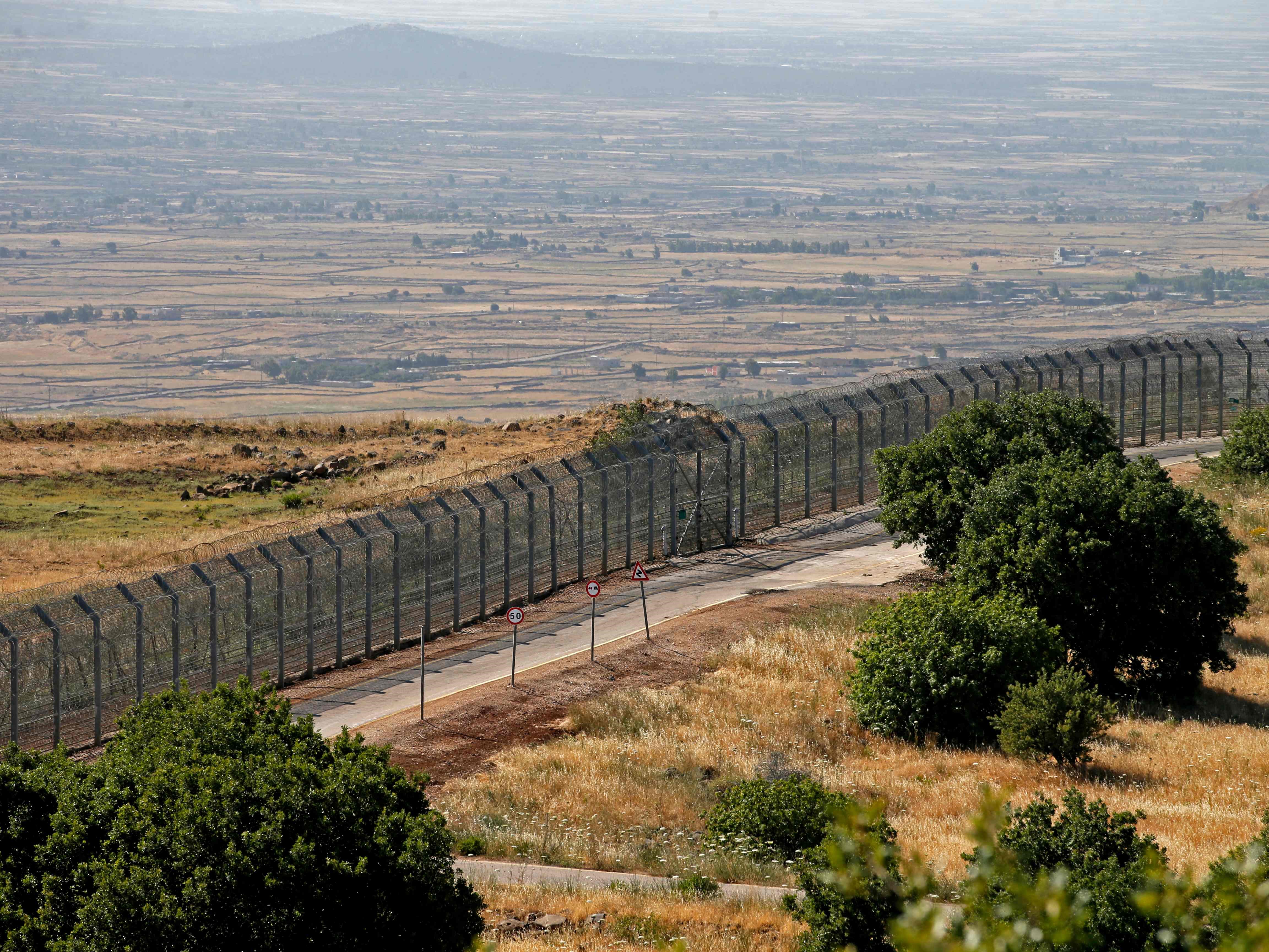 Gambar dari Dataran Tinggi Golan yang dicaplok Israel menunjukkan pemandangan pagar yang memisahkan wilayah tersebut dengan Suriah. 