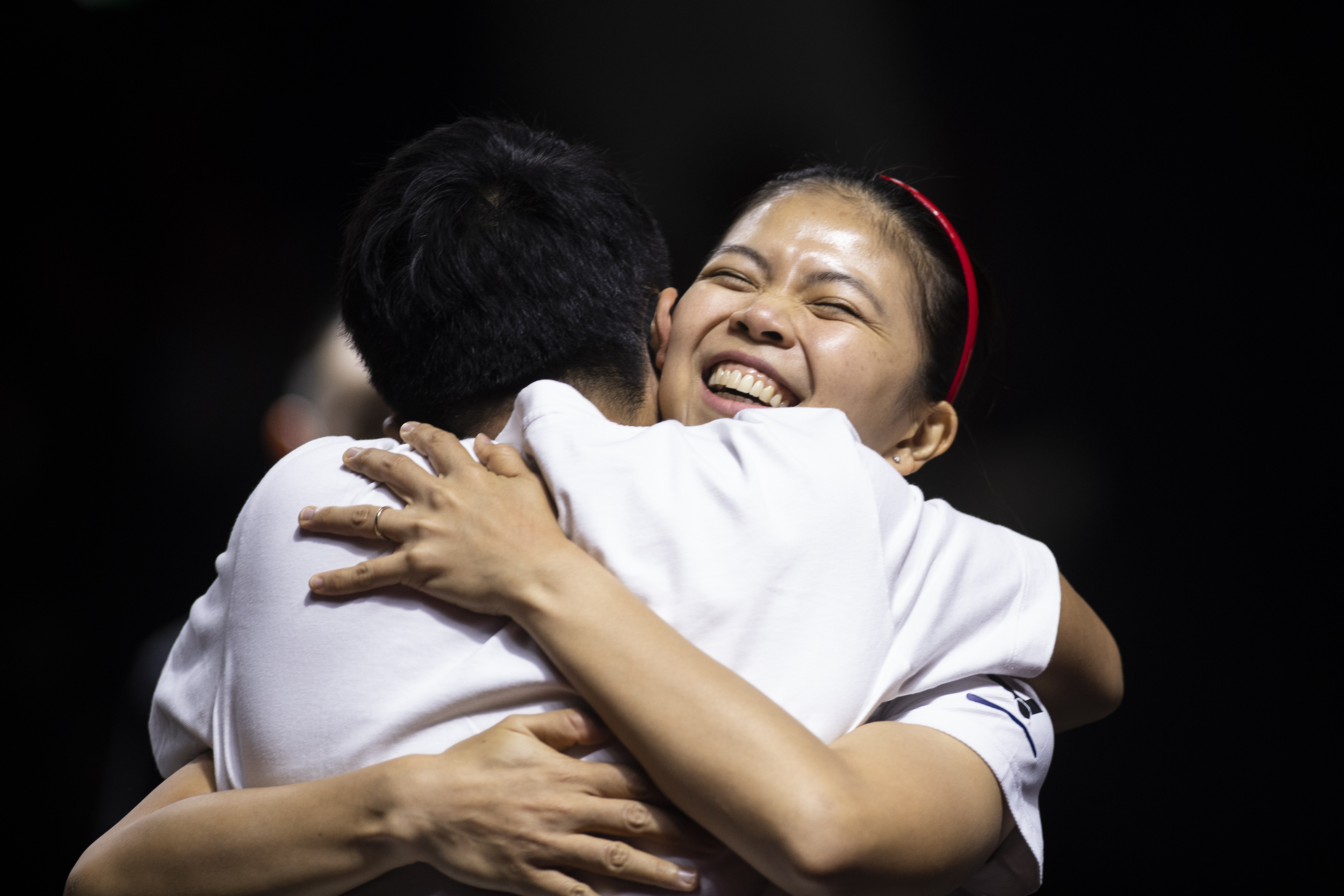 Greysia Polii memeluk mantan pasangan bulu tangkis ganda putrinya Apriyani Rahayu.
