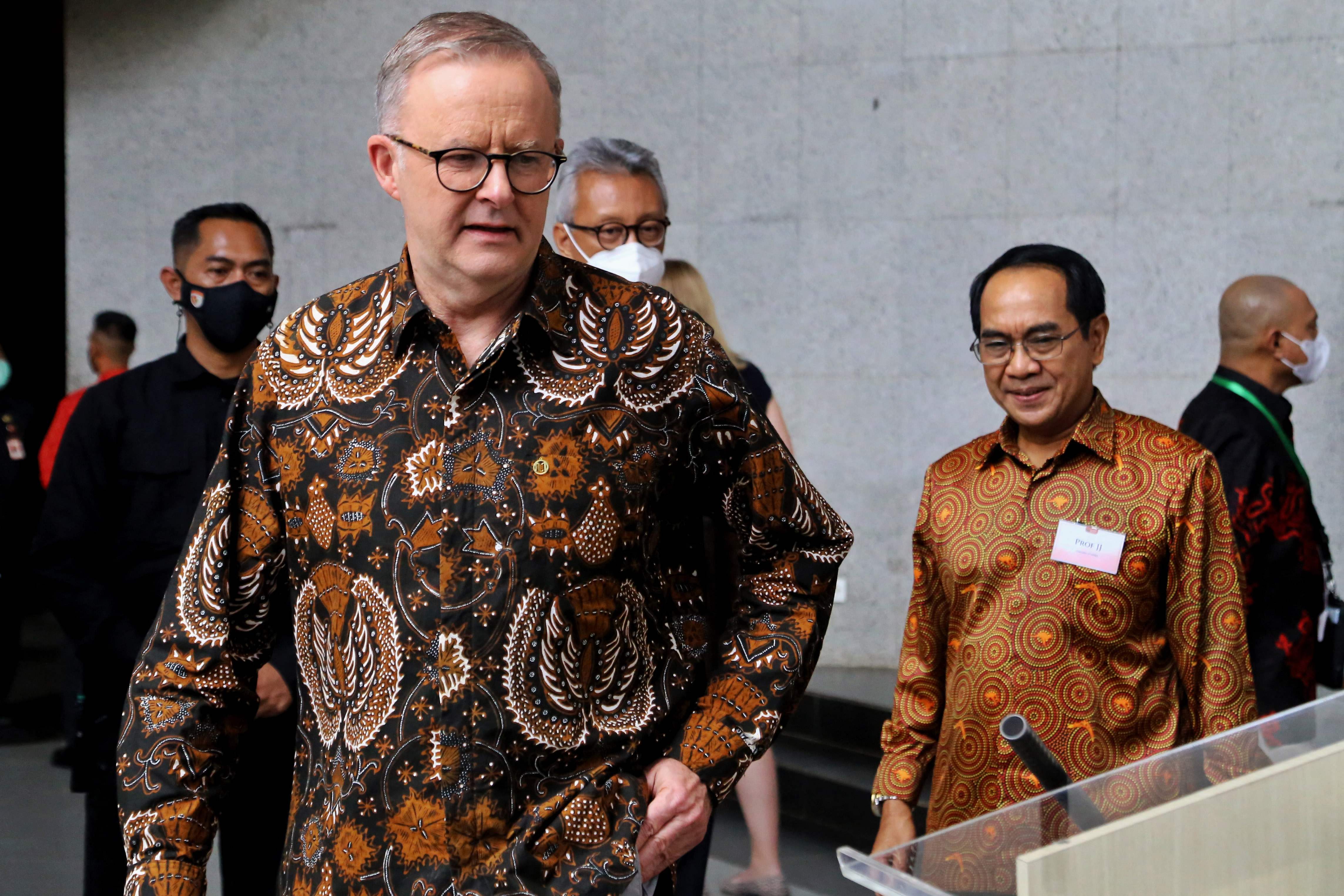 PM Australia Anthony Albanese (depan) didampingi Unhas Jamaluddin Jompa (kanan) di Kampus Unhas, Makassar, Sulsel, Selasa (7/6).  