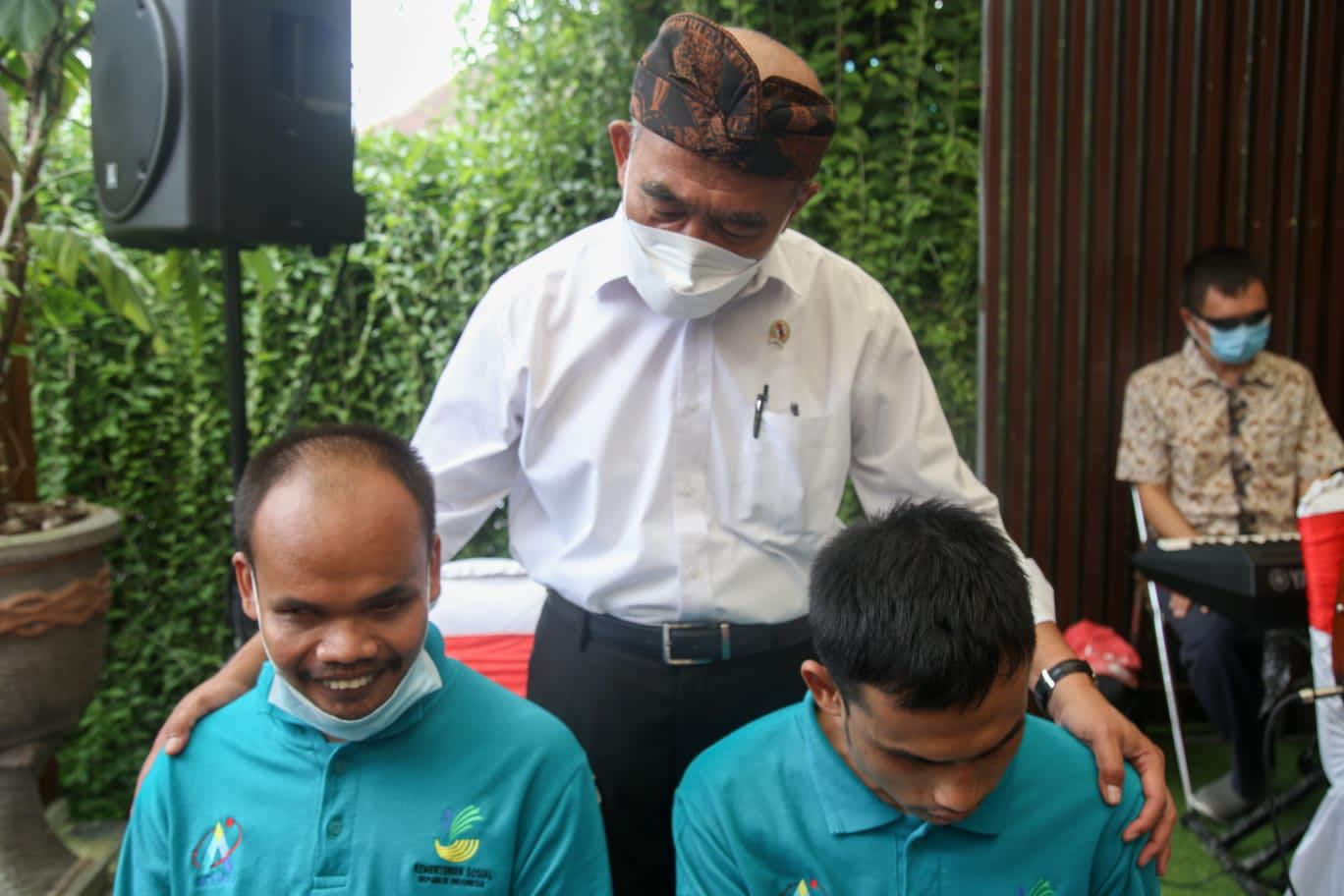 Menko PMK Muhadjir Effendy bersama peserta didik penyandang disabilitas