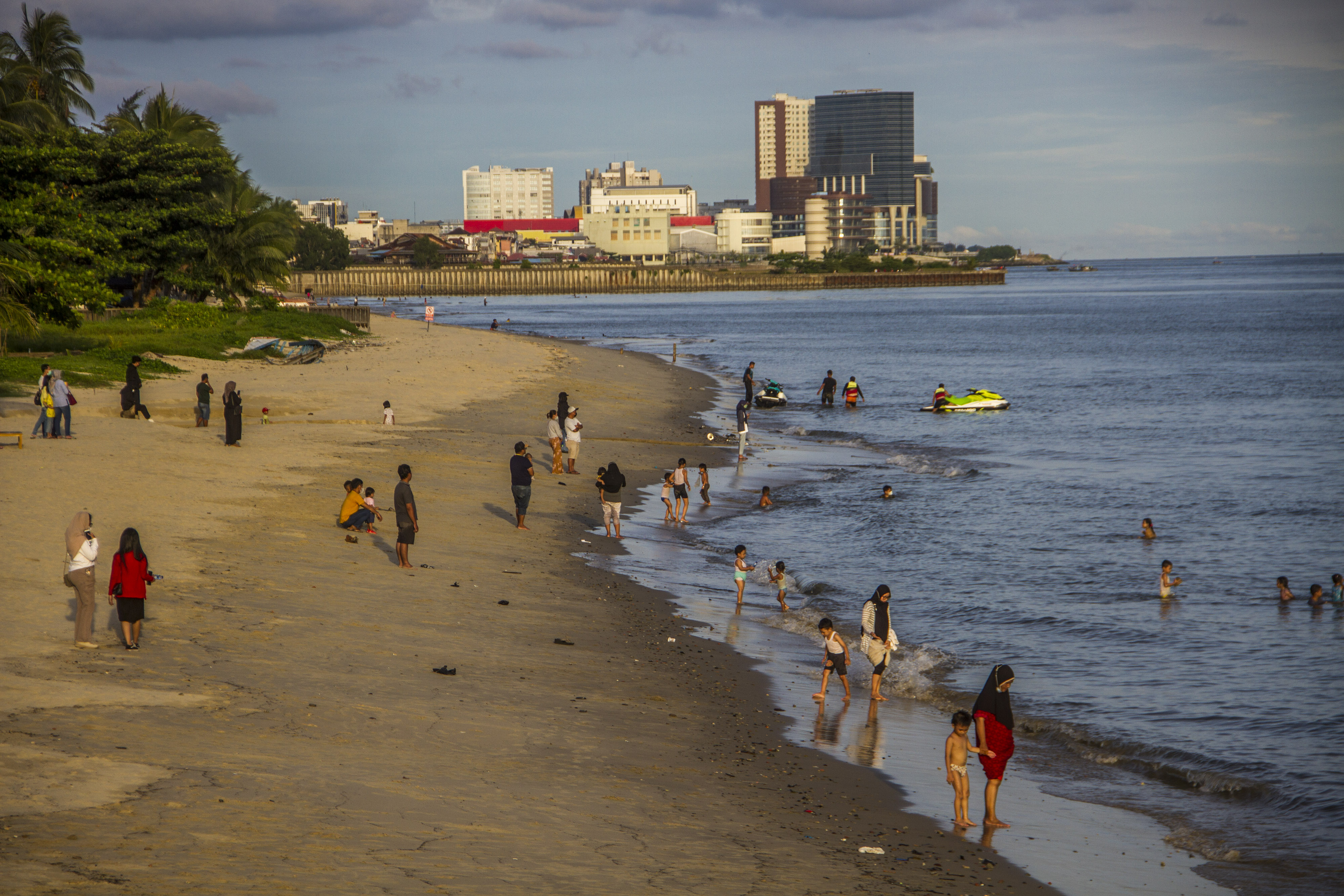  Sejumlah wisatawan mengunjungi Pantai Melawai di Kota Balikpapan, Kalimantan Timur, 