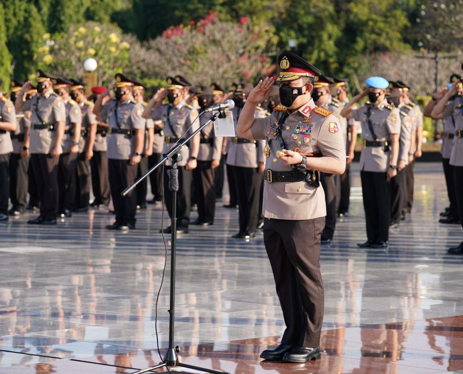 Kapolri Jenderal Listyo Sigit Prabowo berziarah ke Taman Makam Pahlawan (TMP) Kalibata, Jakarta Selatan.