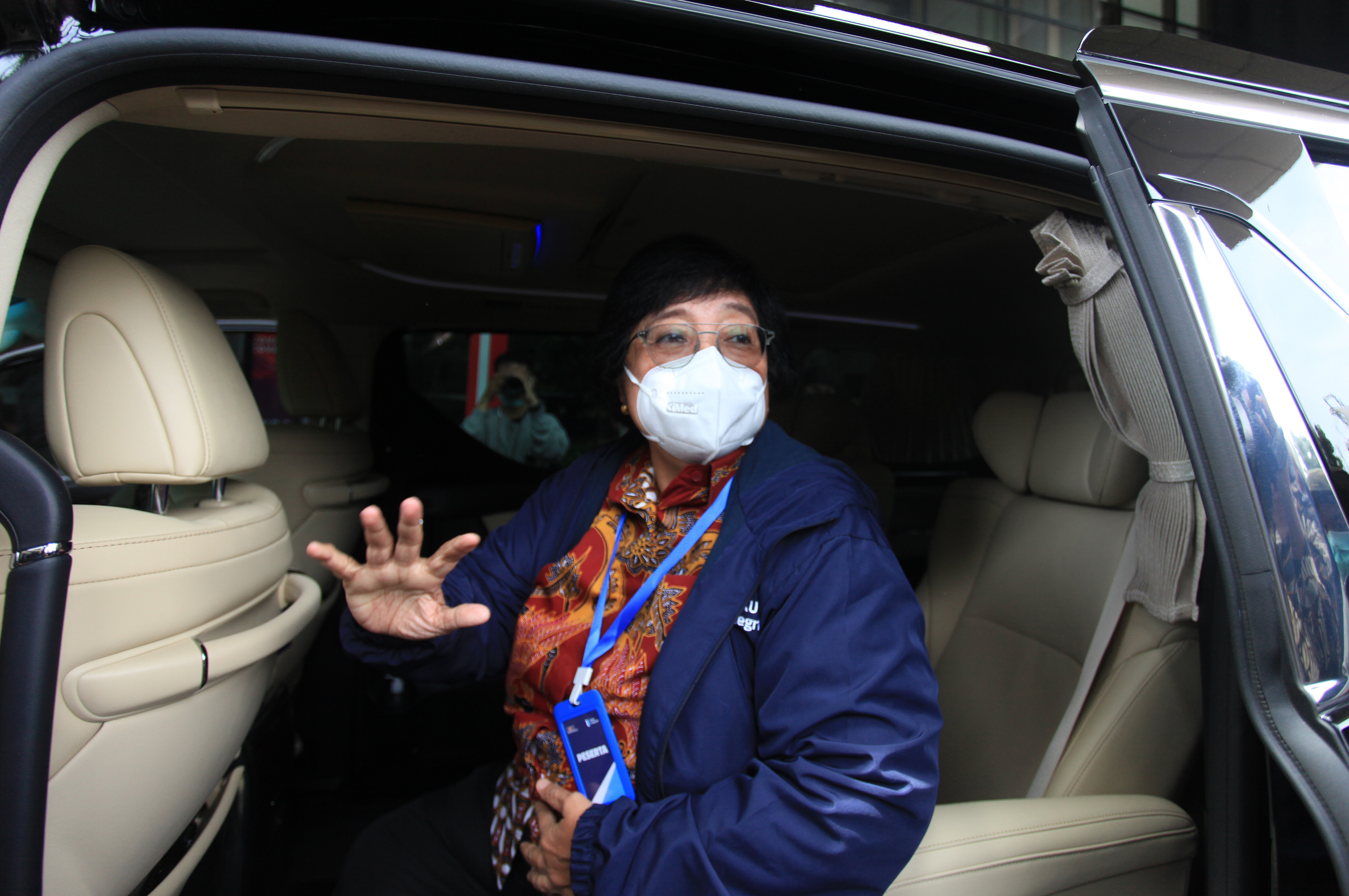 Menteri Lingkungan Hidup dan Kehutanan Siti Nurbaya melambaikan tangan ke pewarta.