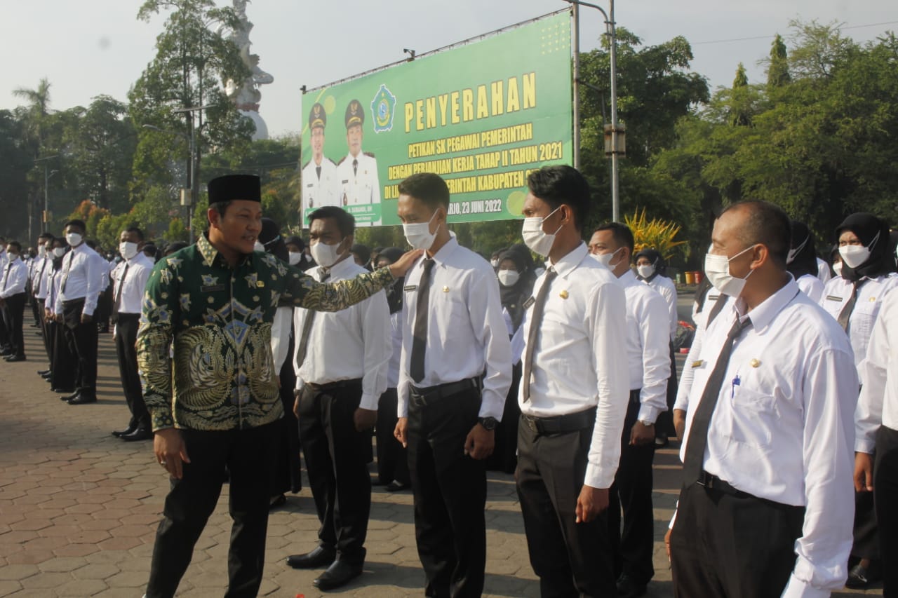 Wakil Bupati Sidoarjo Subandi (kiri) saat apel di Alun-alun Kabupaten Sidoarjo, Kamis (23/6).