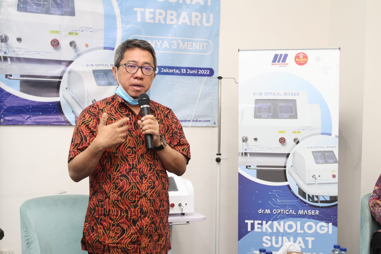 dr. Mahdian Nur Nasution, SpBS, memberi penjelasan dalam konferensi pers tentang Teknologi Optical MASER di Jakarta, Senin (13/6).