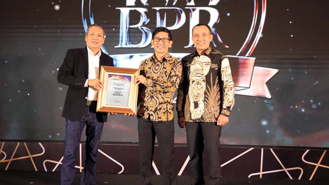 BPR Lestari Bali raih predikat Top 100 BPR dengan aset di atas 100 miliar versi Majalah The Finance by Infobank.