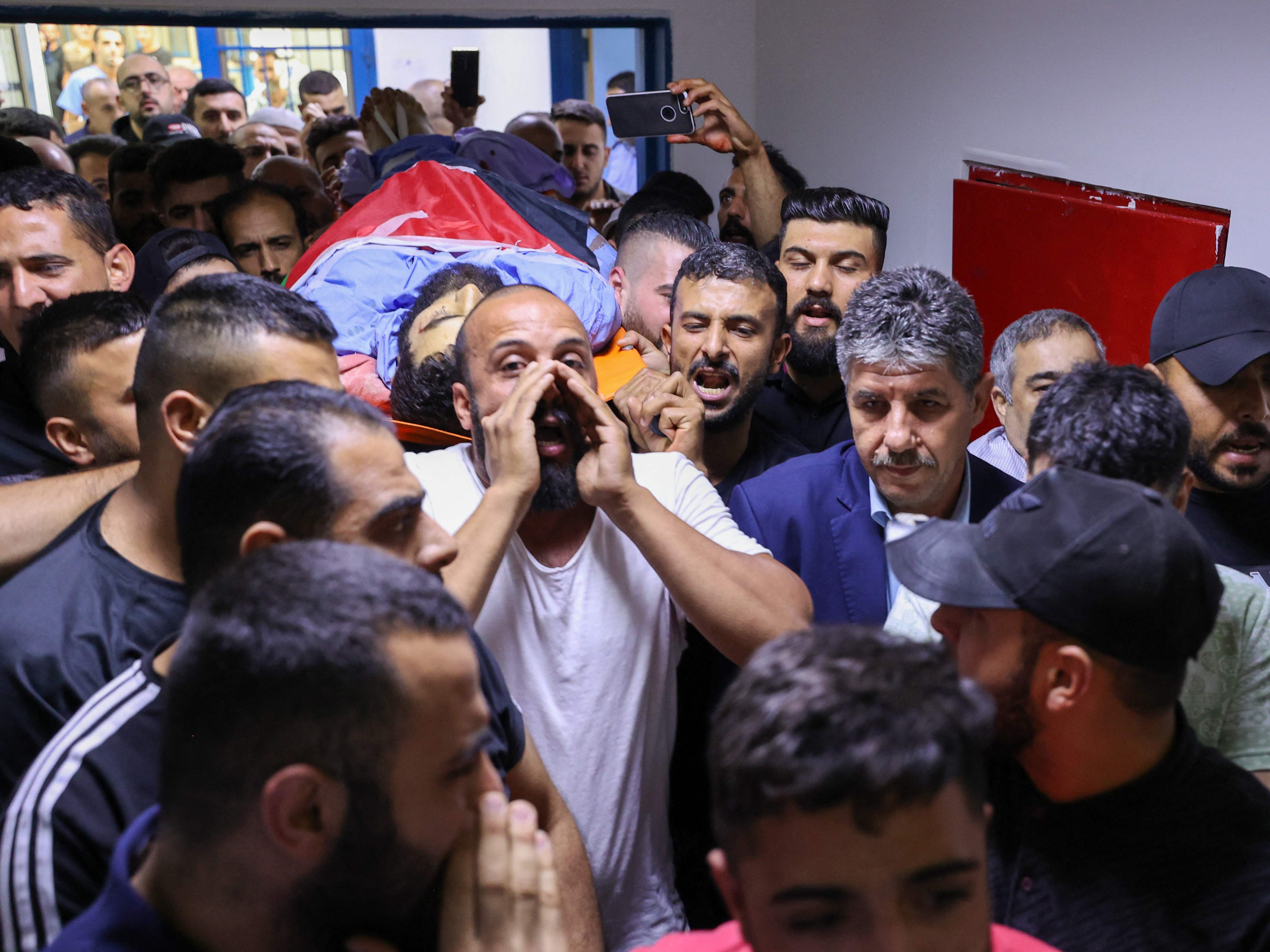 Pelayat membawa jenazah Ali Harb Palestina, 27, di rumah sakit, Salfit, Tepi Barat yang diduduki, pada 21 Juni 2022. 