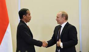 Presiden Jokowi Berjabat Tangan dengan Presiden Putin (18/5). 