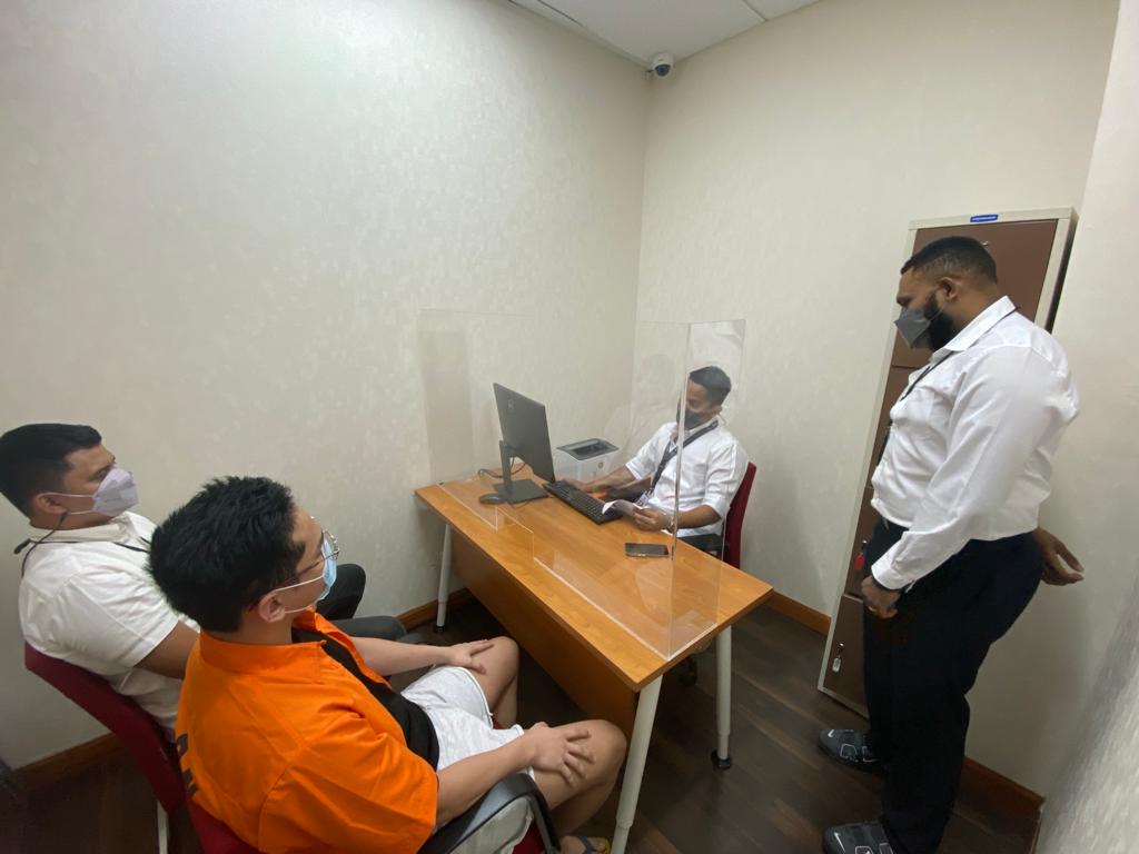 Indra Kesuma alias Indra Kenz (baju oranye) sedang diperiksa