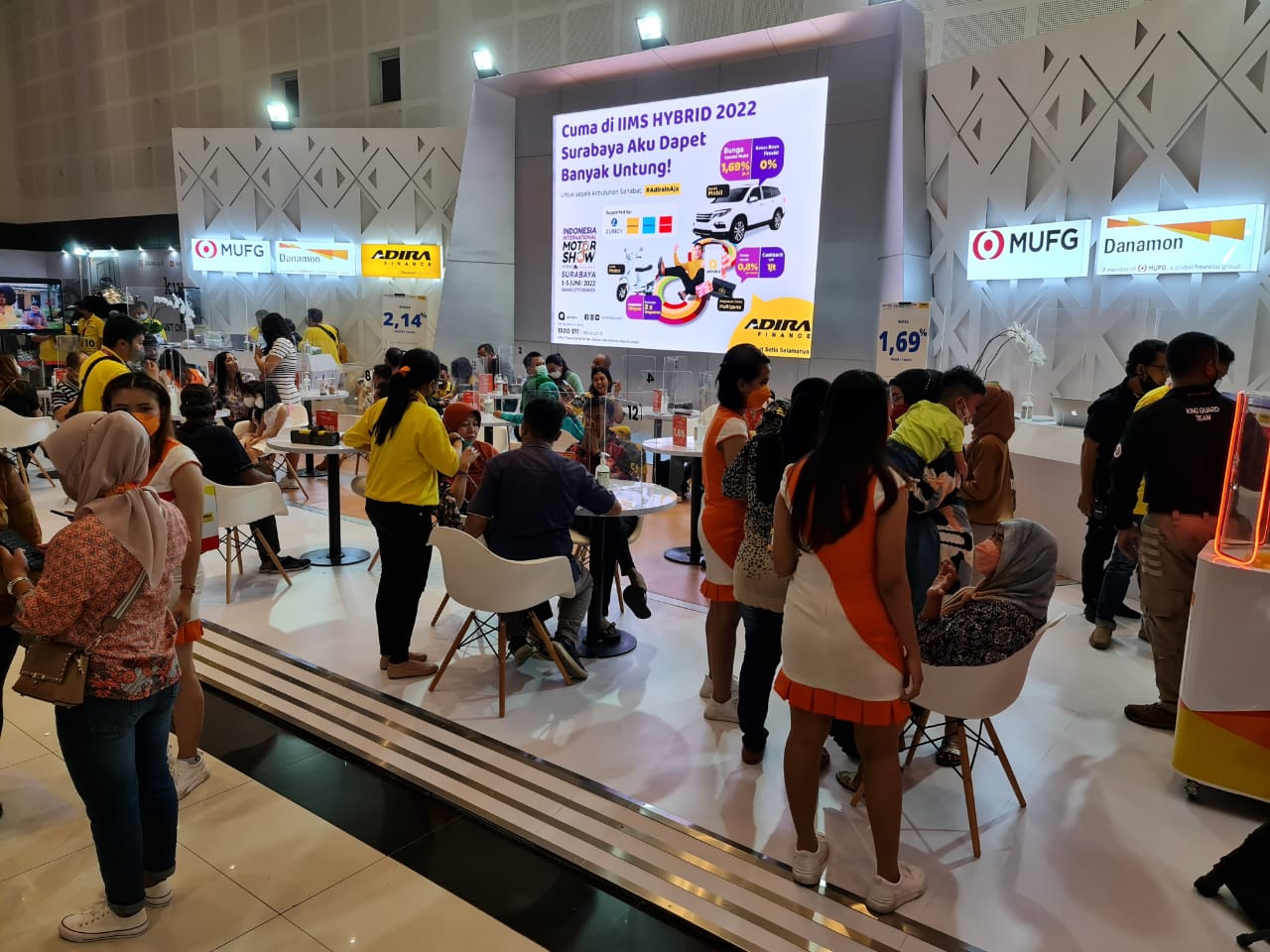 Booth Danamon, Adira Finance, dan MUFG di ajang IIMS Surabaya, Jawa Timur, yang berakhir Kamis (9/6).