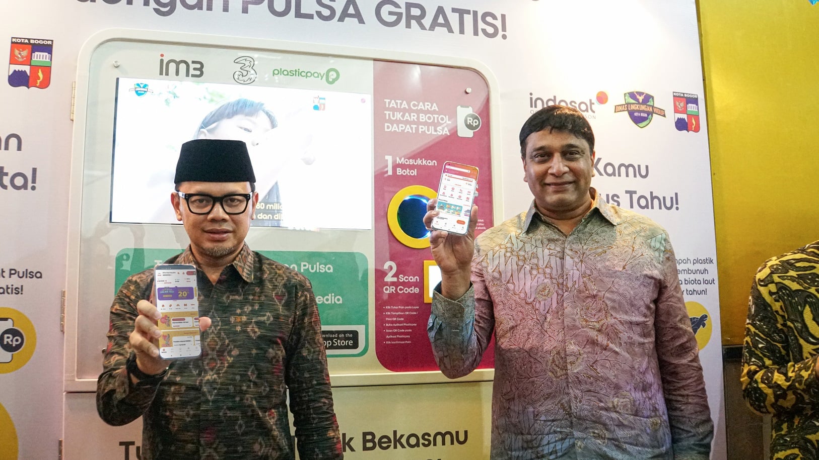 Wali Kota Bogor Bima Arya (kiri) mencoba Program Sampah Jadi Pulsa dari Indosat Ooerdoo Hutchison.