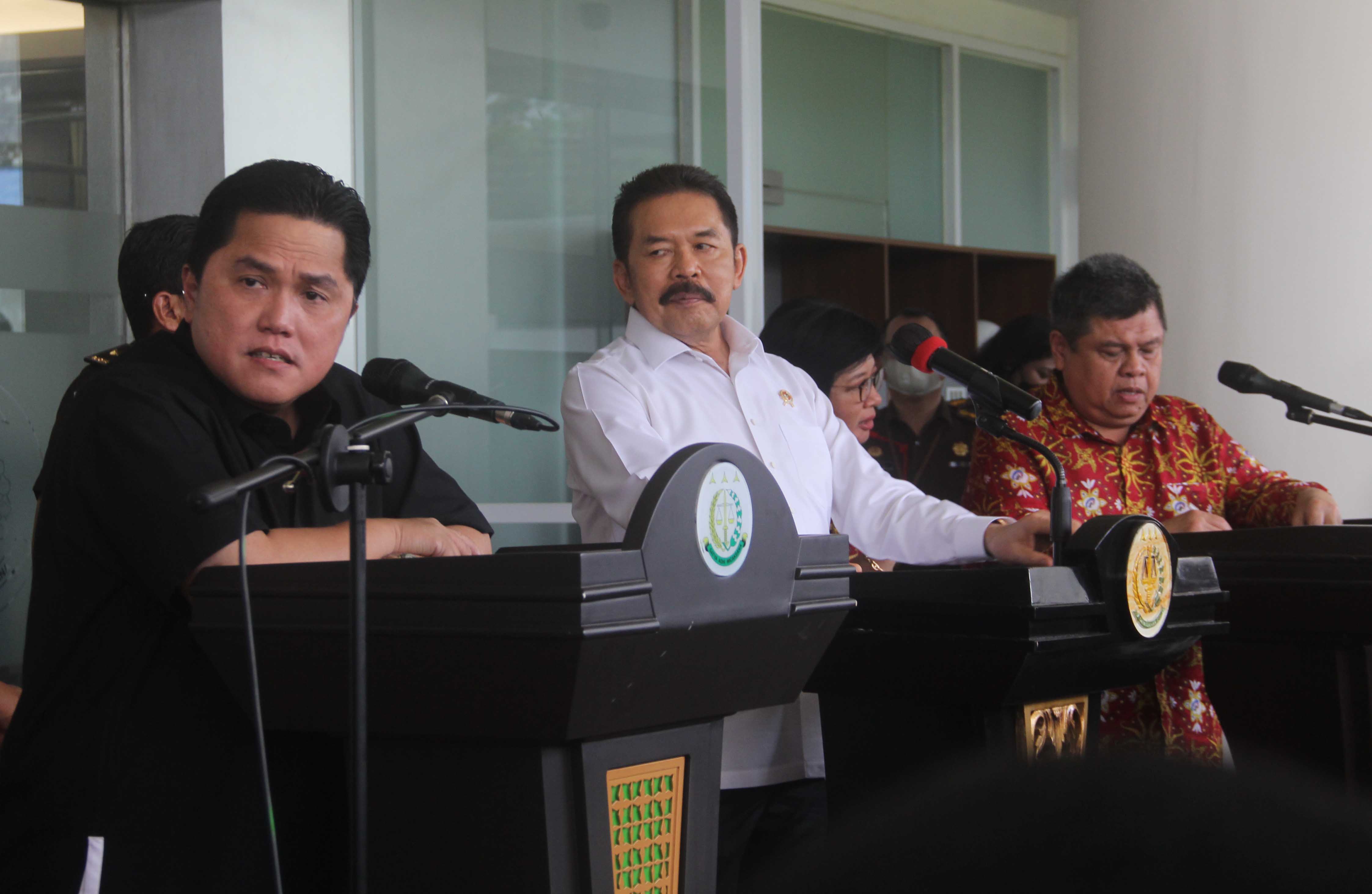 Menteri BUMN Erick Thohir bersama Jaksa Agung ST Burhanudin mengumumkan tersangka baru kasus pengadaan pesawat Garuda