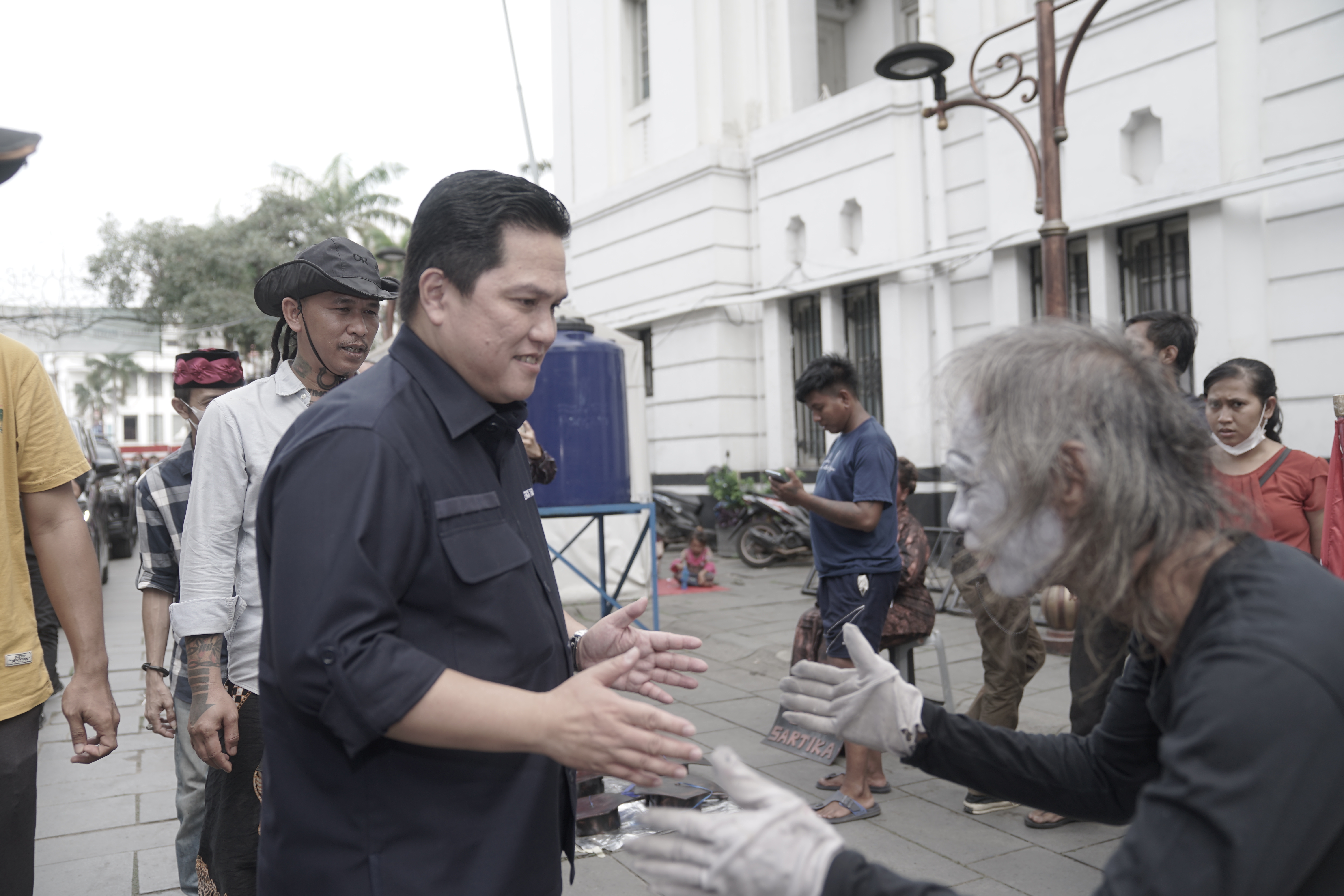 Menteri BUMN Erick Thohir bertemu dengan seniman Lorong Rupa Kota Tua Pinangsia, Kecamatan Taman Sari, Jakarta Barat. 
