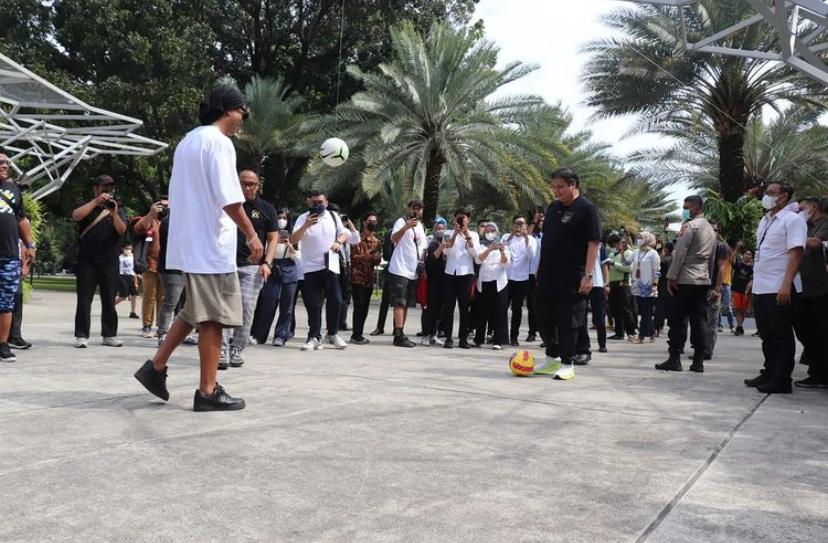 Legenda Brasil, Ronaldinho (kiri) saat bermain bola dengan Menteri Koordinator Bidang Perekonomian Indonesia, Airlangga Hartarto. 
