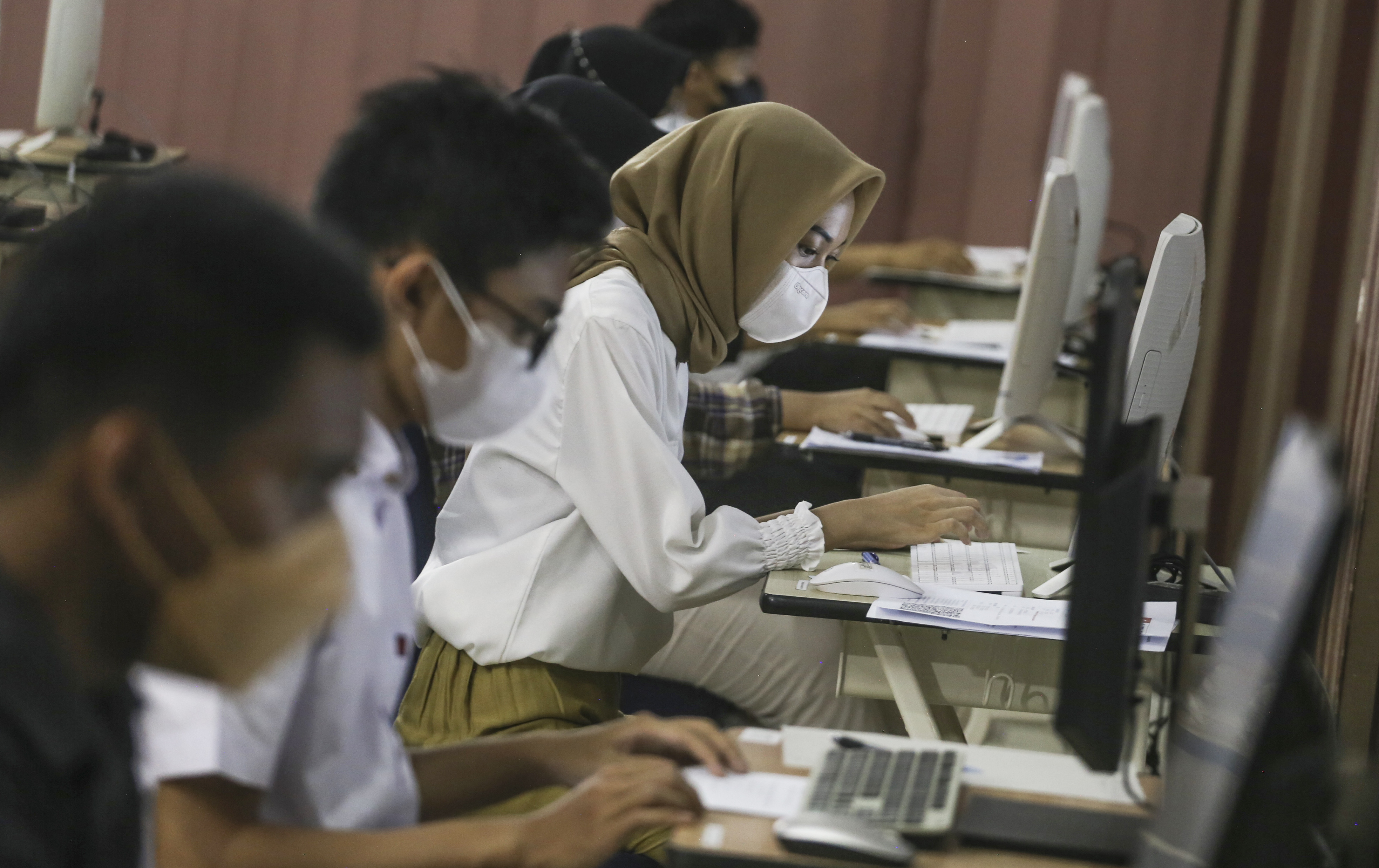  UTBK: Peserta bersiap mengikuti UTBK seleksi Bersama Masuk Perguruan Tinggi Negeri (SBMPTN) di UPN Veteran Jakarta, Selasa (17/5/2022). 