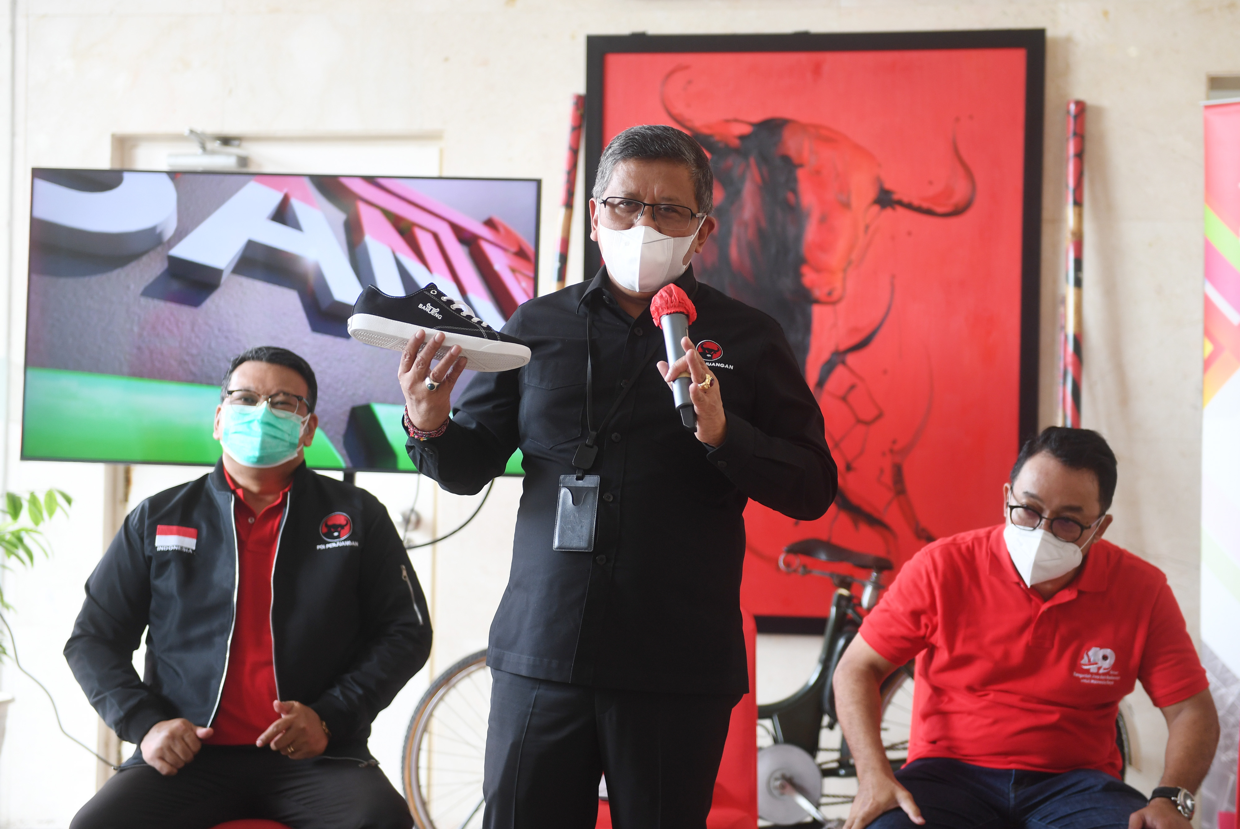 Sekjen PDI Perjuangan Hasto Kristiyanto (tengah).