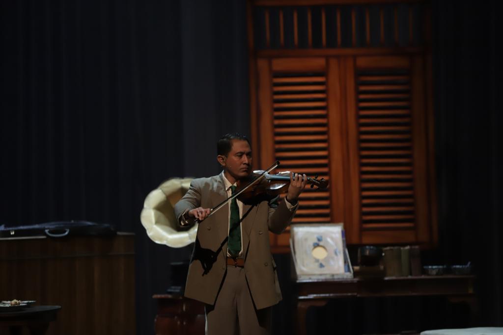 Lukman Sardi memerankan Ismail Marzuki dalam monolog Ismail Marzuki: Senandung di Ujung Revolusi.