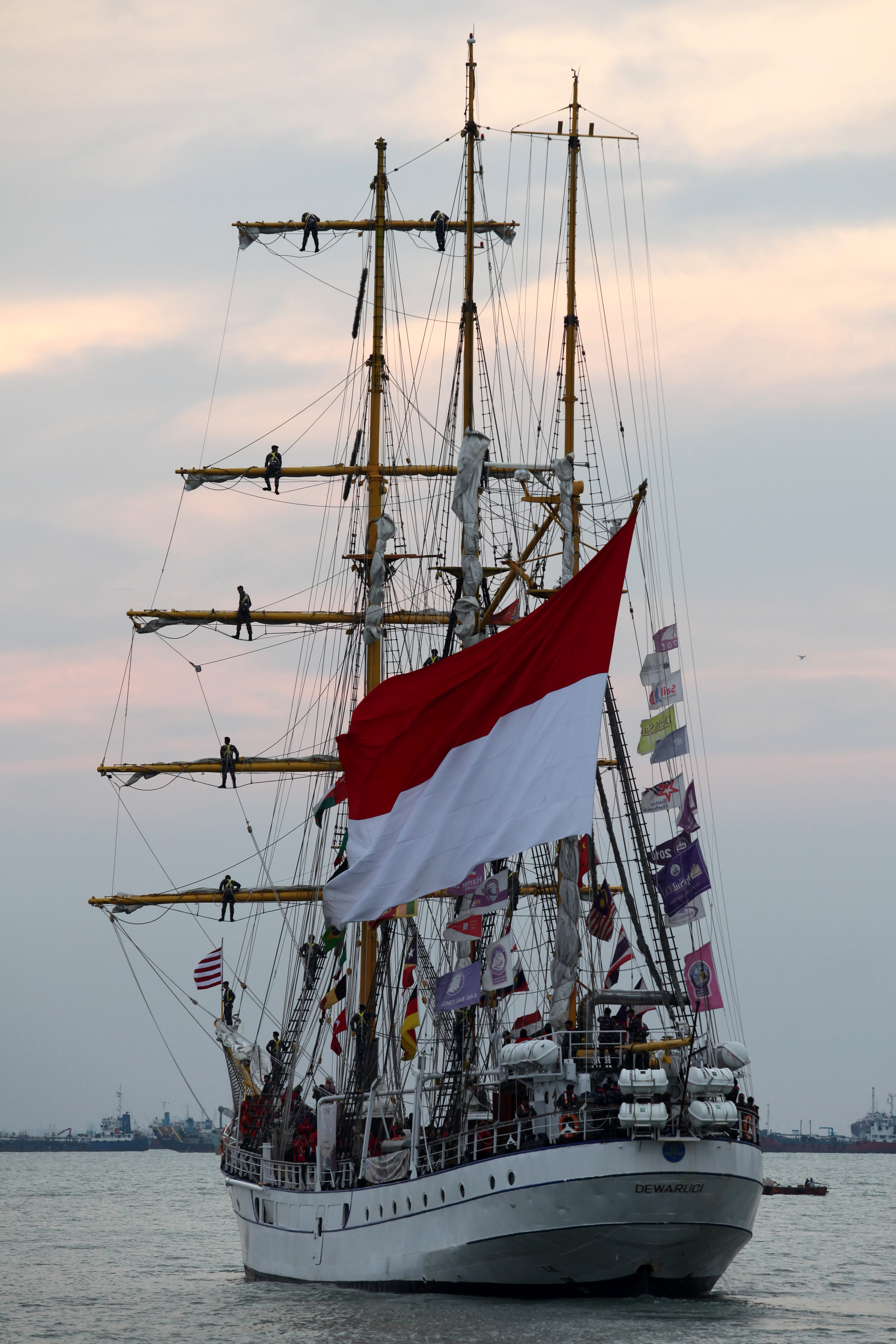 KRI Dewaruci yang membawa peserta Muhibah Budaya Jalur Rempah melintas di Selat Madura, Jawa Timur, Rabu (1/6/2022)
