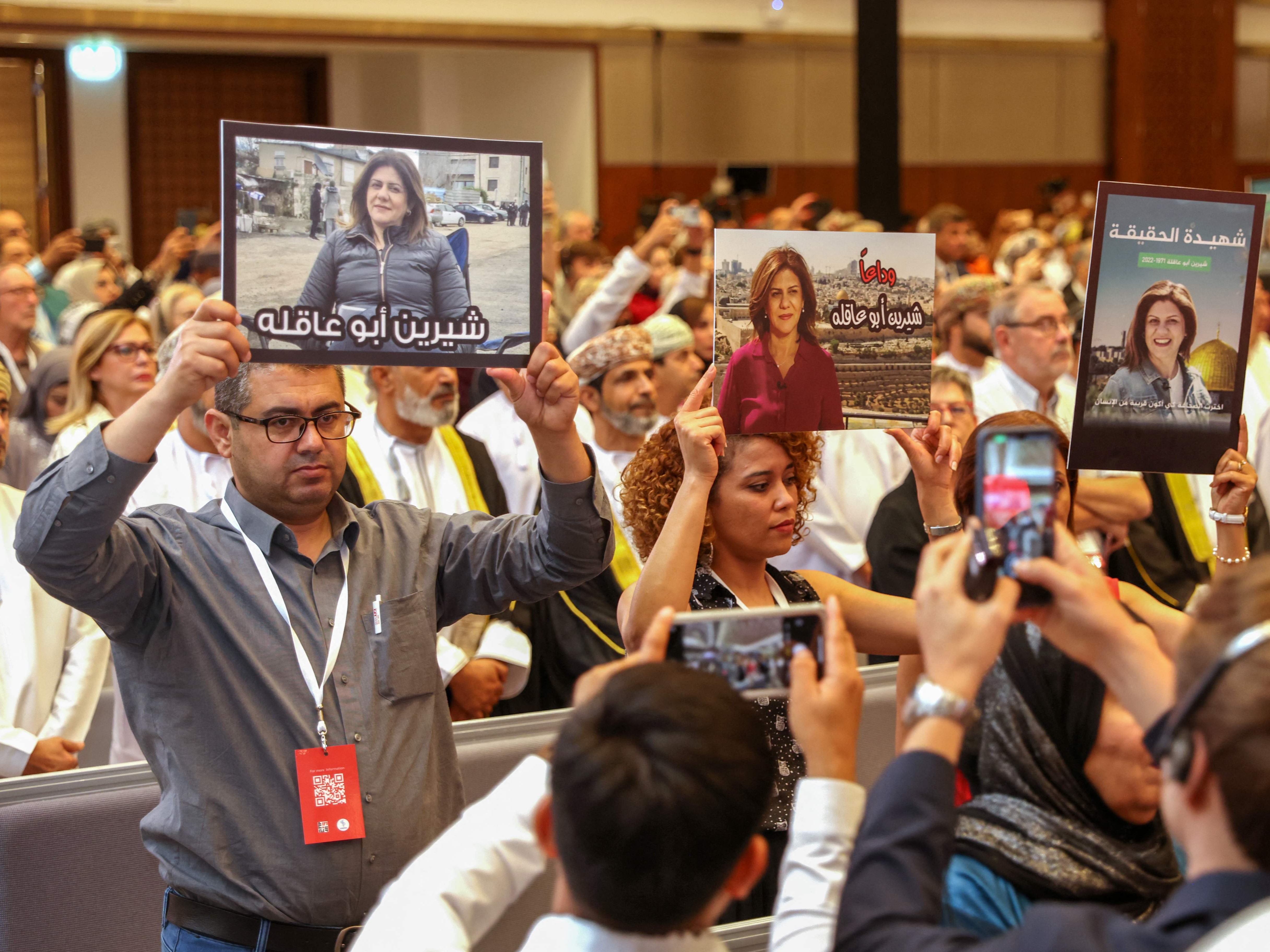 Wartawan memegang poster jurnalis veteran Al Jazeera Shireen Abu Akleh saat pembukaan Kongres ke-31 Federasi Jurnalis Internasional di Oman.