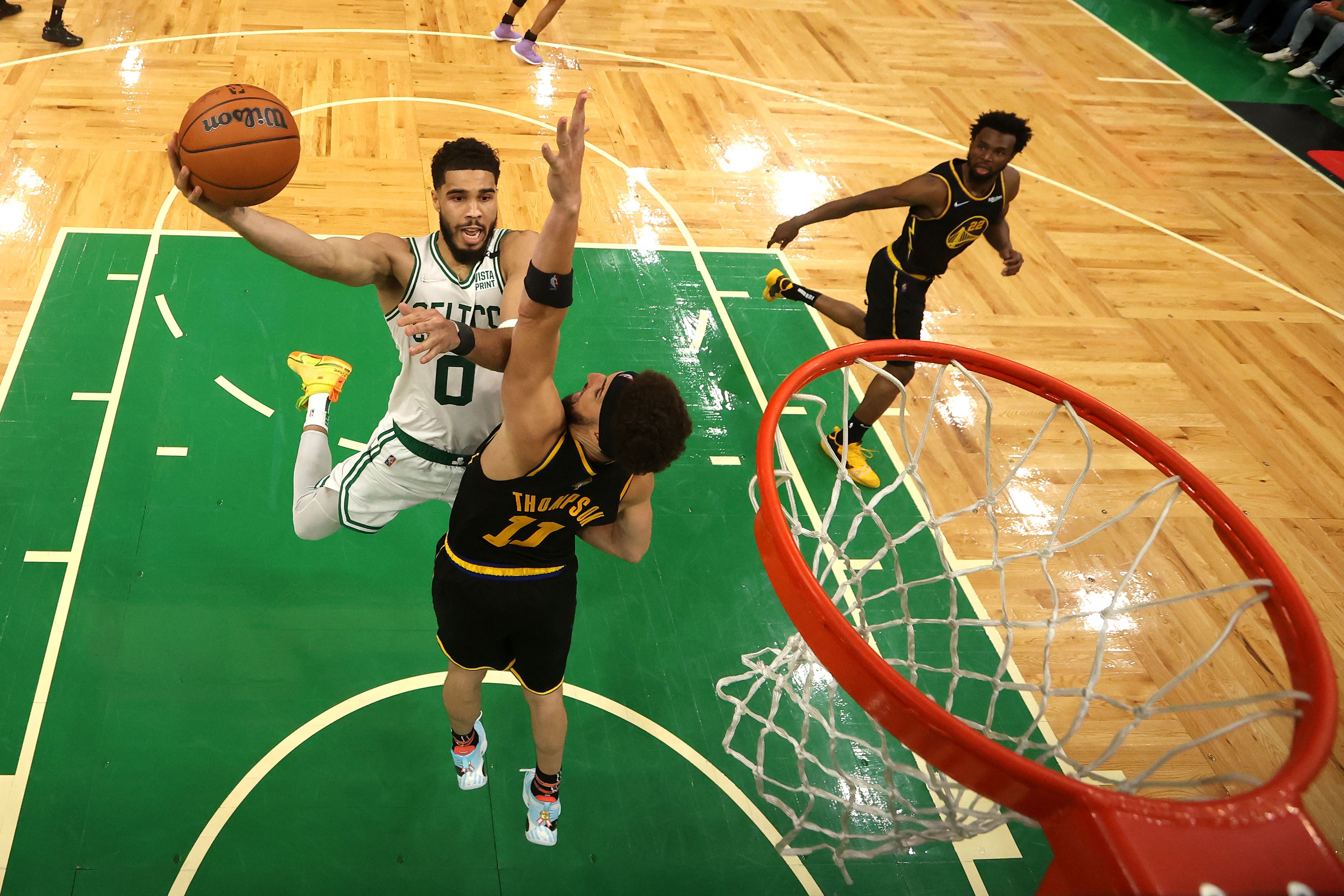 Pebasket Boston Celtics Jayson Tatum melakukan lay-up dalam laga final NBA melawan Golden State Warriors