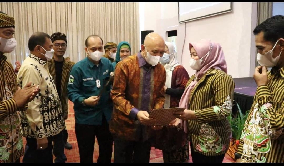 MENKOP UKM Teten Masduki secara simbolis membagikan 1.000 Nomor Induk Usaha (NIB) kepada pelaku UMKM dari Kabupaten/Kota se Sumatera Utara, 