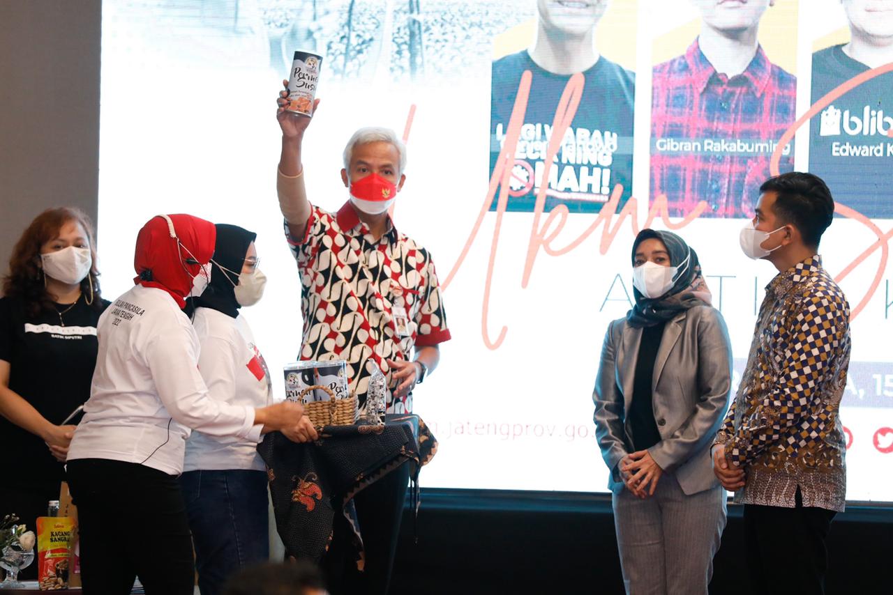 Gubernur Jawa Tengah Ganjar Pranowo meluncurkan platform LapakJateng.id di Hotel Sunan Surakarta, Rabu (15/6). 