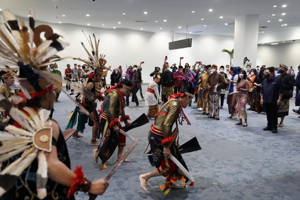 Menteri BUMN Erick Thohir ikut menari Maumere di Bandara Soekarno-Hatta Tangerang, Banten, Minggu (26/6).