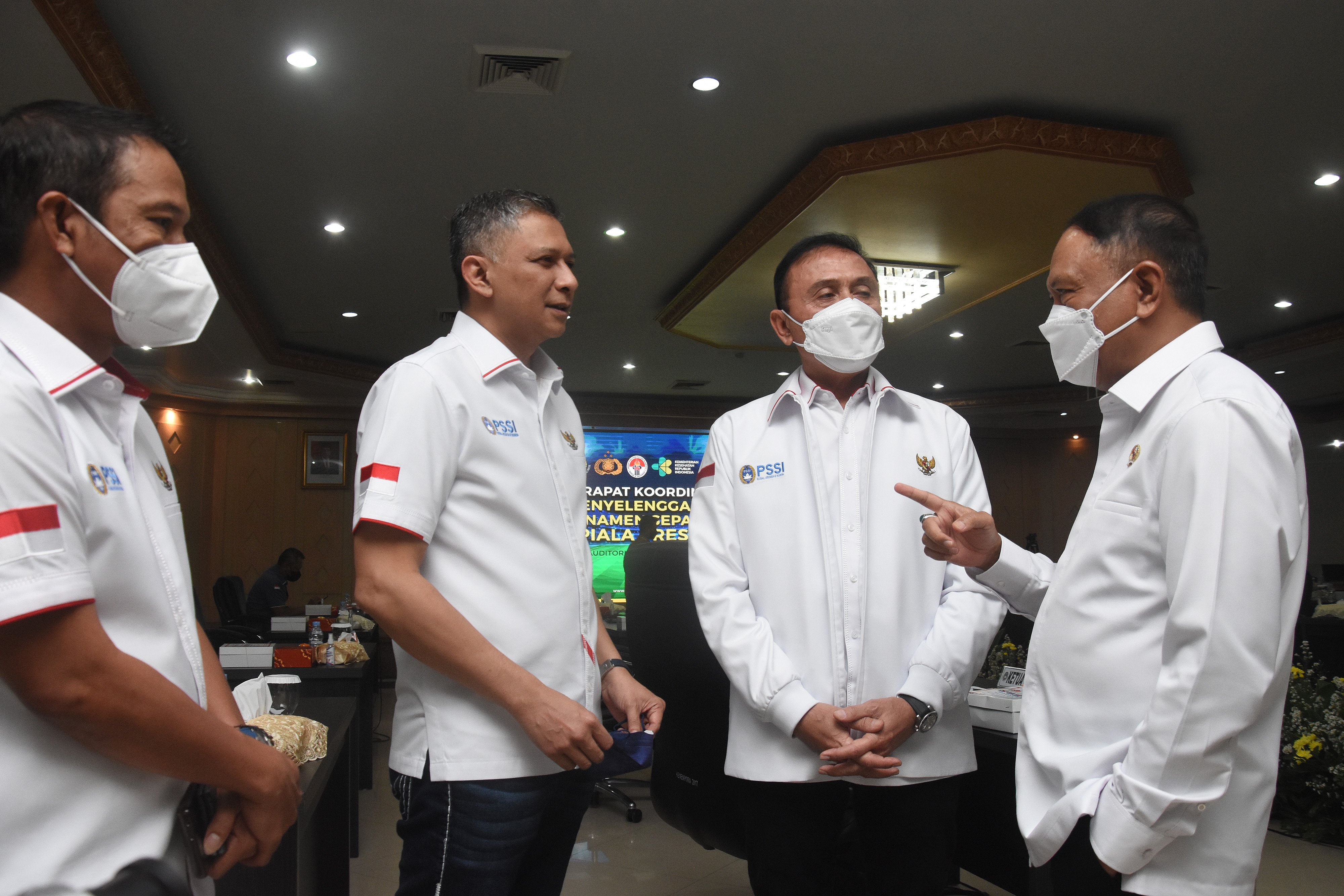 Menpora Zainudin Amali bersama Ketua Umum PSSI Mochamad Iriawan dan pengurus PSSI lainnya