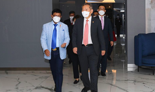 Menteri Komunikasi dan Informatika Johnny Plate (kiri) bertemu dengan Menteri Dalam Negeri dan Keamanan Korea Selatan Lee Sang Min (kanan).