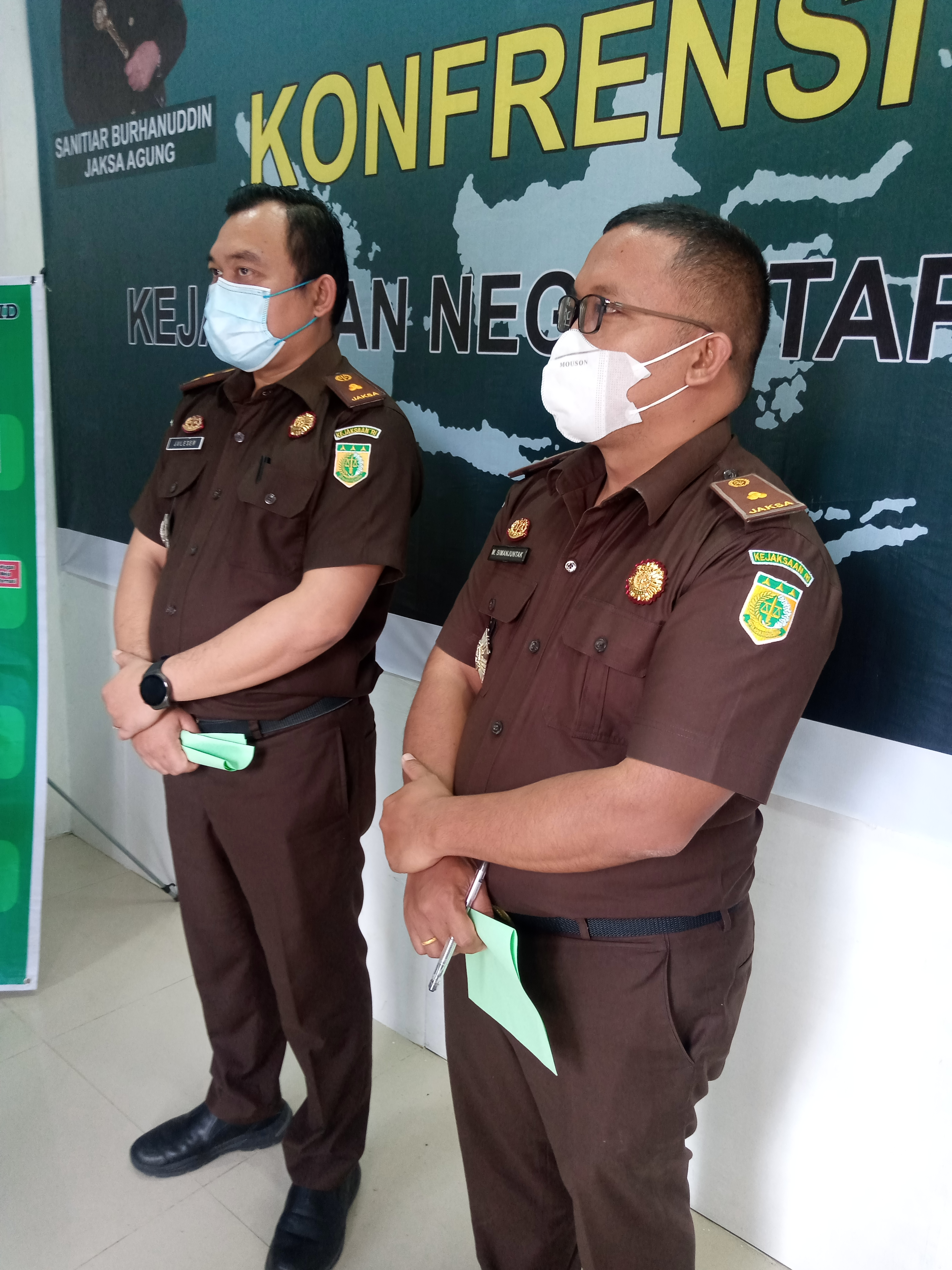 Kasi Pidsus Kejari  Tarutung  Juleser Simaremare (kiri) dan Kasi Intel Mangasitua