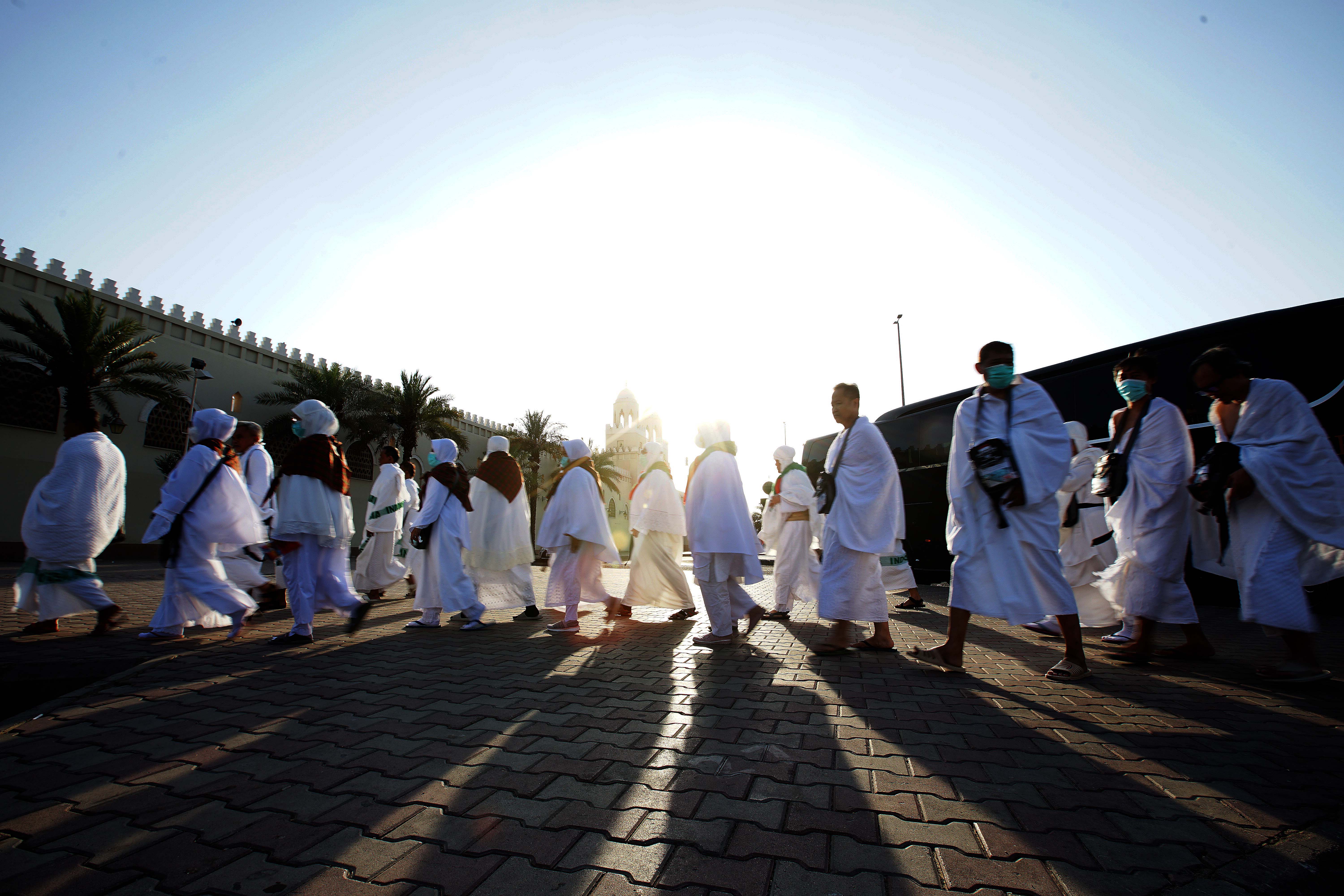 Calon jemaah Haji Indonesia tiba di Masjid Bir Ali untuk melaksanakan miqat di Madinah