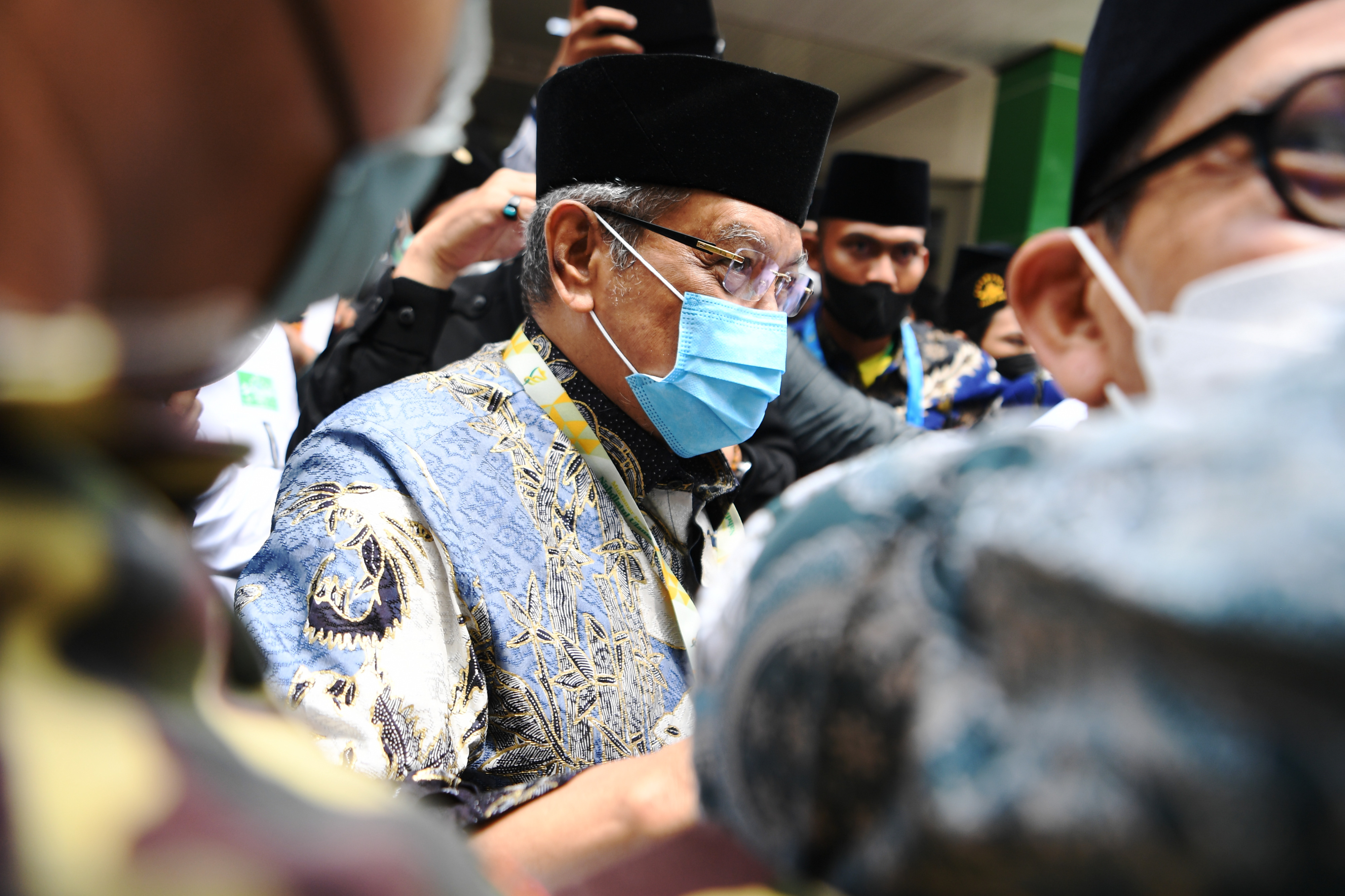 KH Said Aqil Siradj berjalan di tengah pewarta.