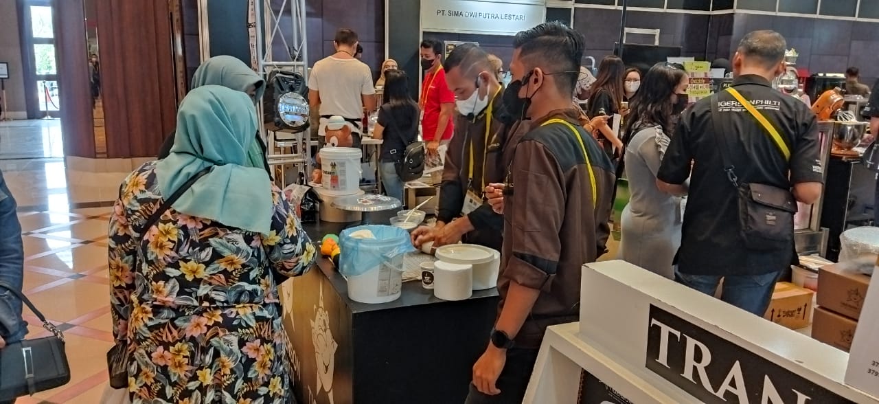 Pengunjung mendatangi Bandung West Java Food dan Beverage Expo 2022 