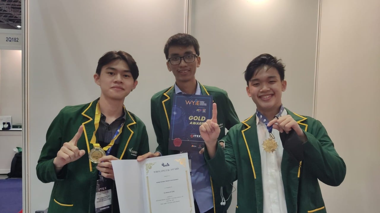 Mahaisiswa Kalbis Institute meraih prestasi di World Young Inventors Exhibition 2022 (WYIE).