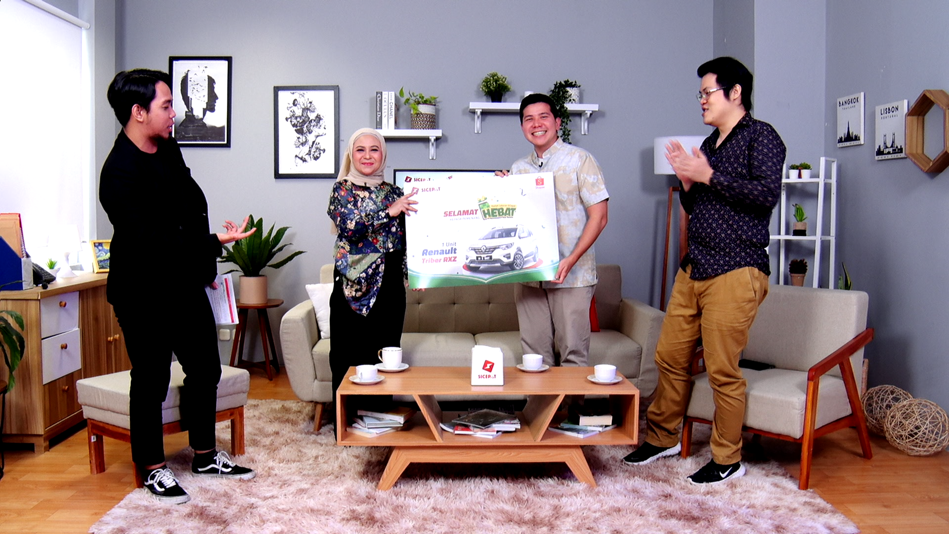 Acara simbolis penyerahan hadiah dari SiCepat Ekspres.