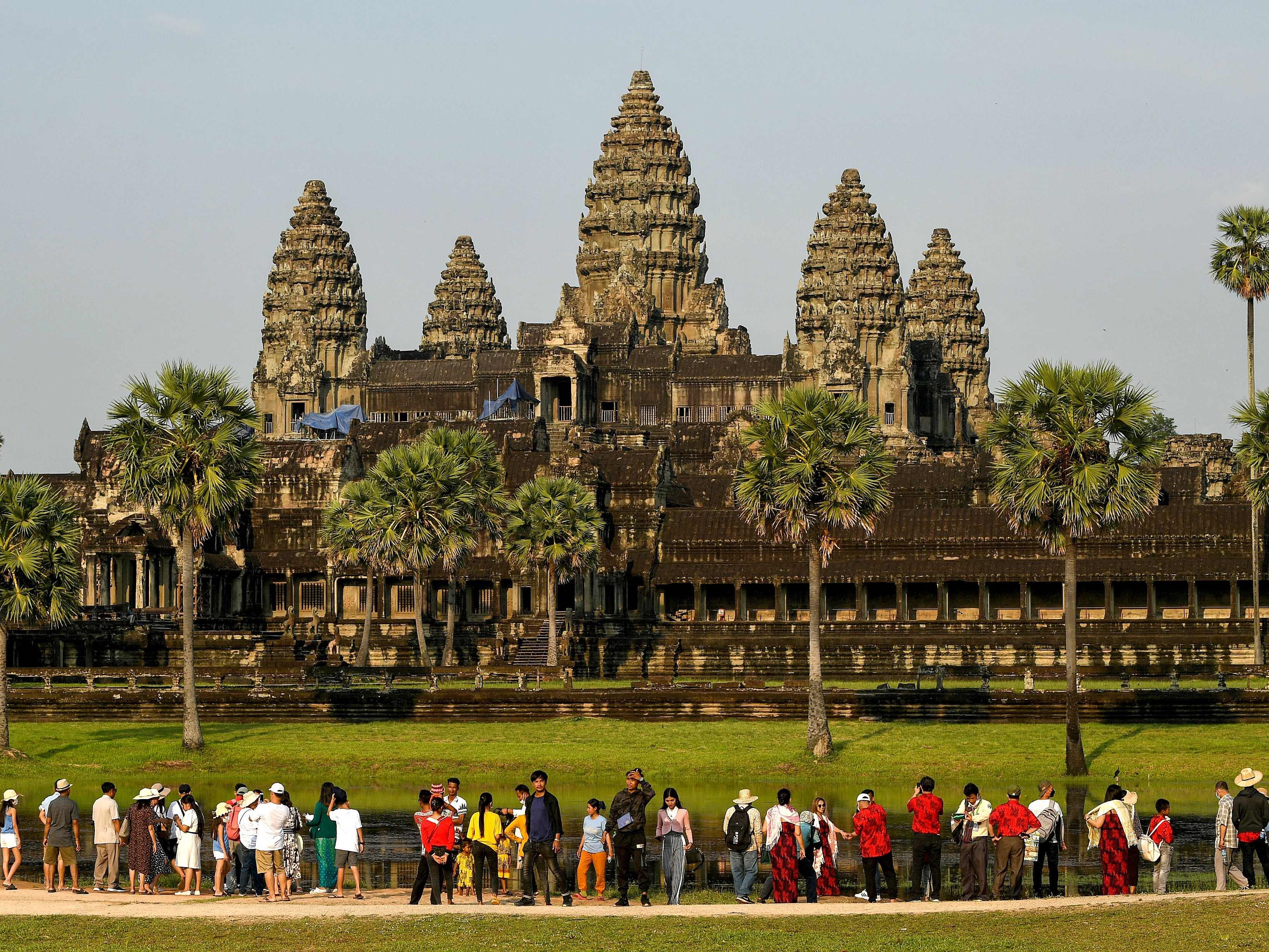 Candi Angkor Wat di Kamboja.