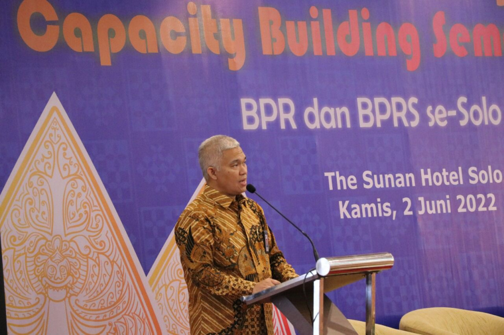  Kepala Otoritas Jasa Keuangan Solo Eko Yunianto 