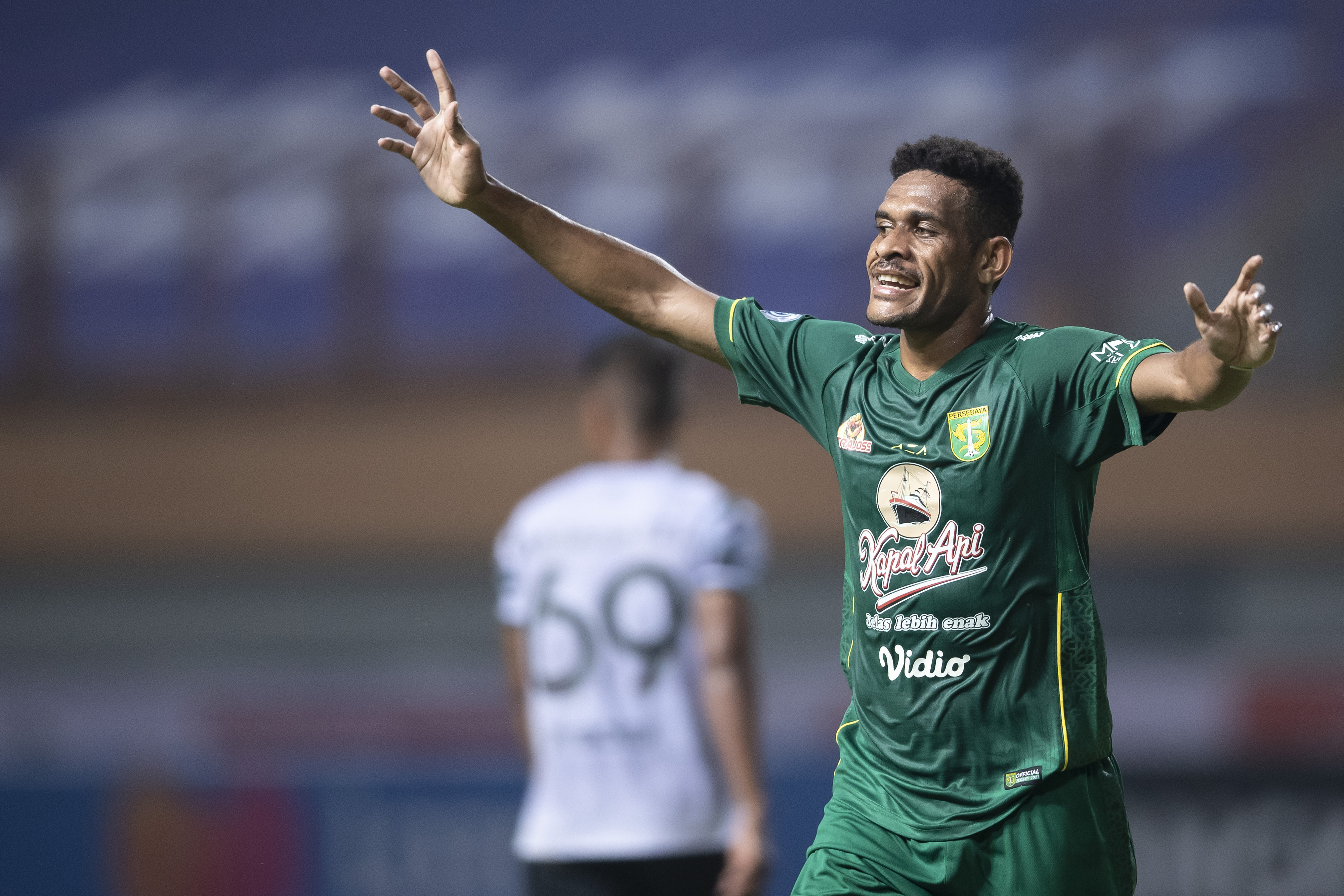 Pemain Persebaya Ricky Kambuaya melakukan selebrasi usai mencetak gol.