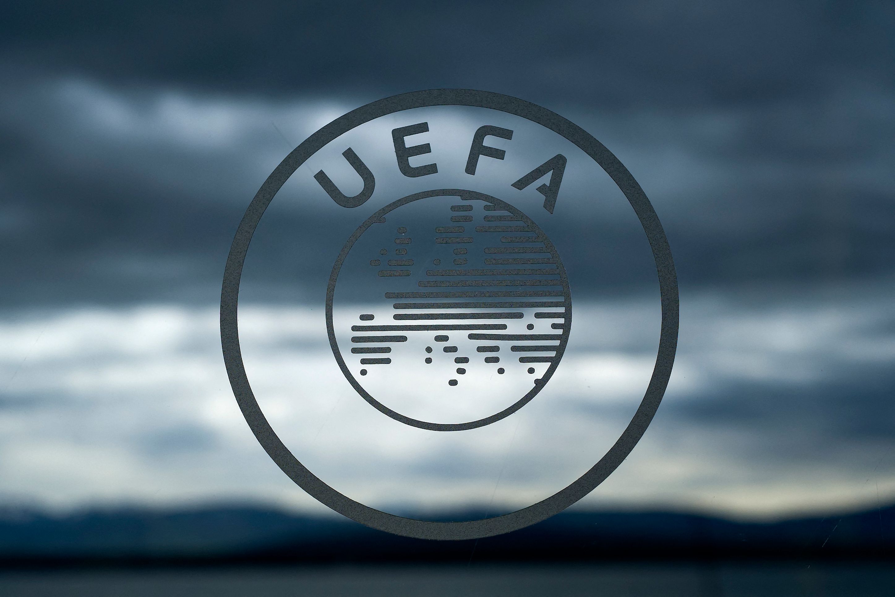 Logo UEFA terlihat di markas besar Asosiasi Sepak Bola Eropa itu di Nyon.