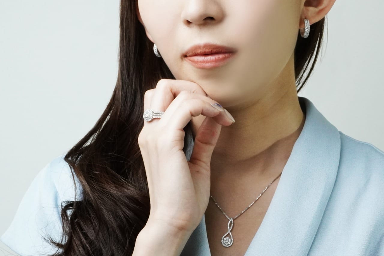 Selain dari segi keindahan desain dan juga kualitas materialnya, pilihlah cincin pernikahan yang membuat iritasi pada kulit.